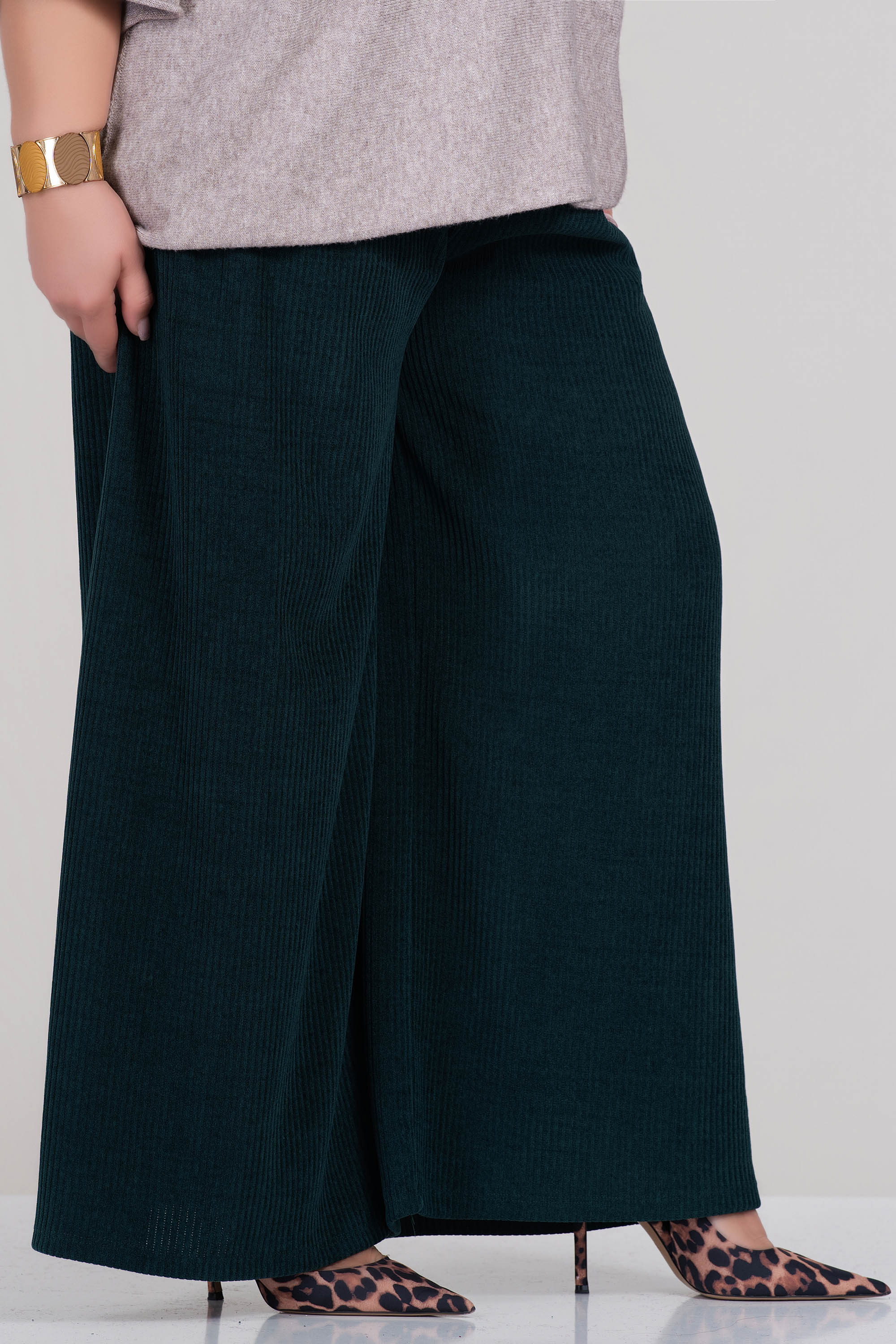 МАКСИ панталон в зелено от плътна релефна материя