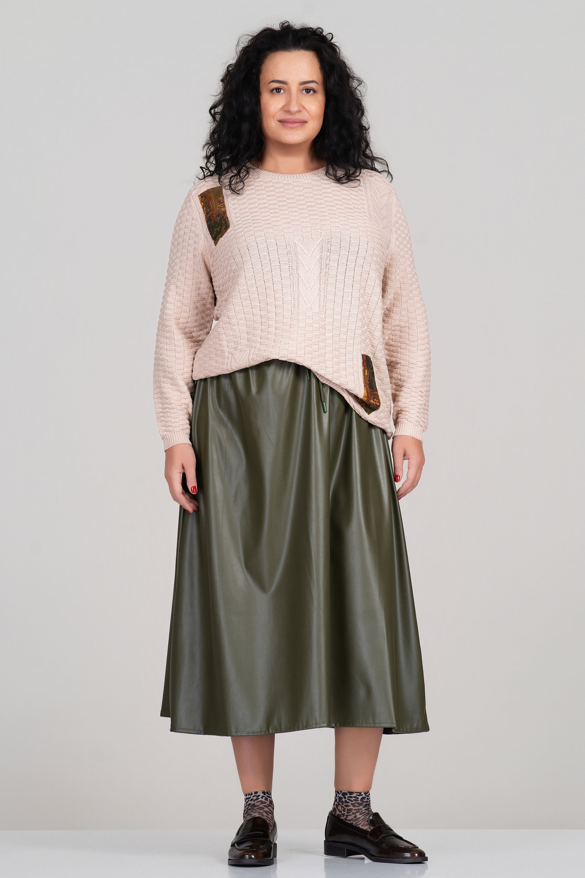 Макси плетен пуловер в бежово с релефна структура и апликации