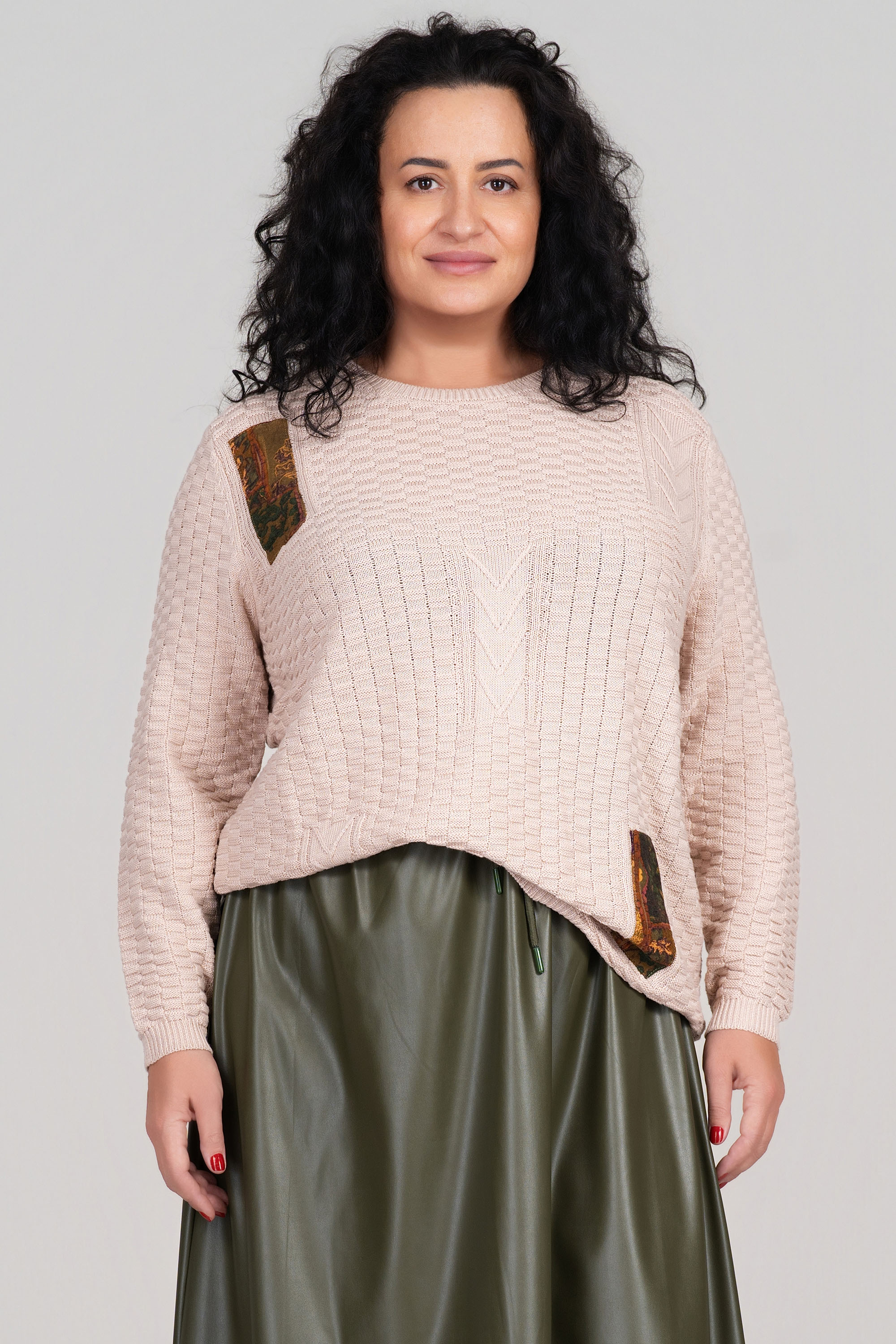 Макси плетен пуловер в бежово с релефна структура и апликации