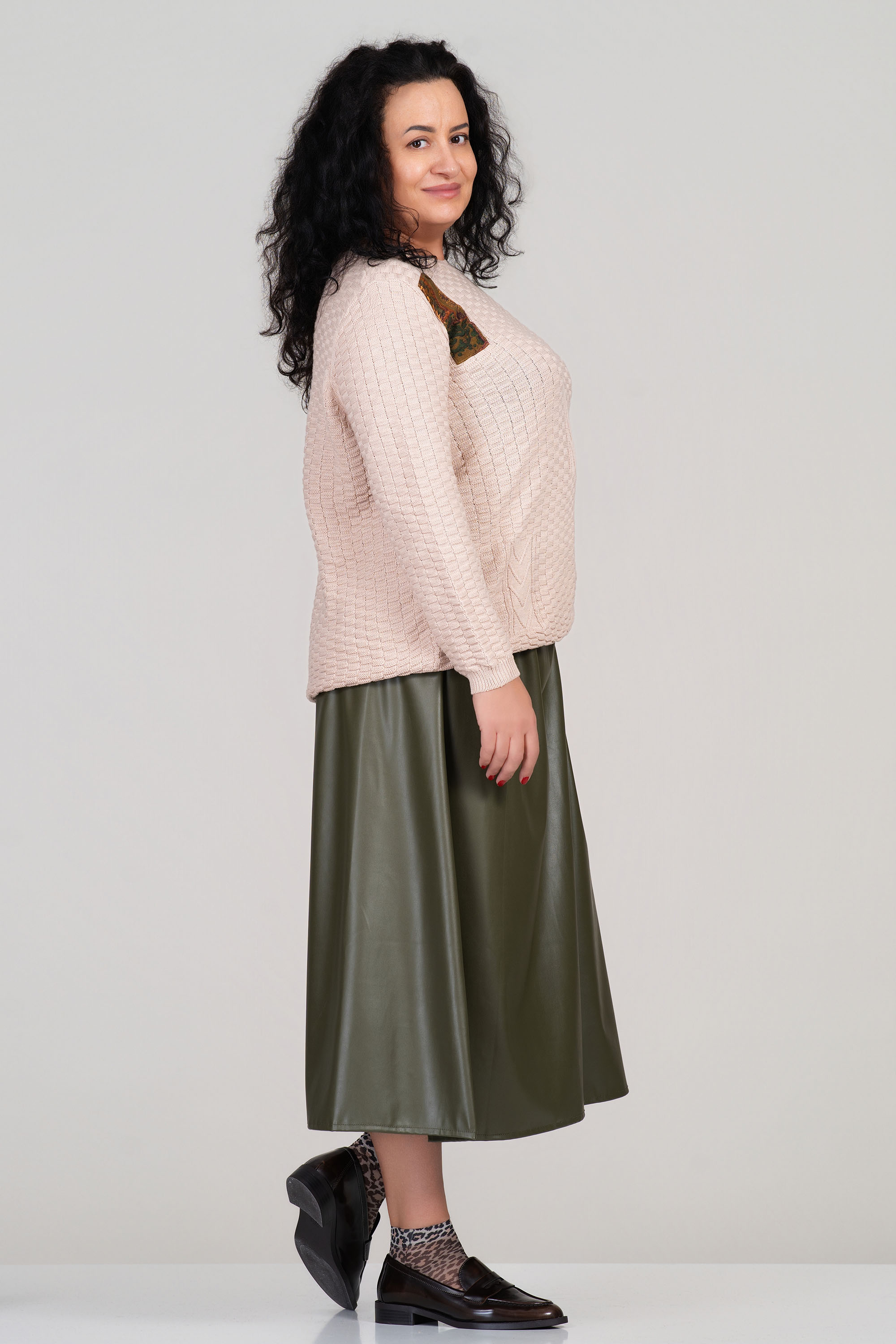 Макси плетен пуловер в бежово с релефна структура и апликации