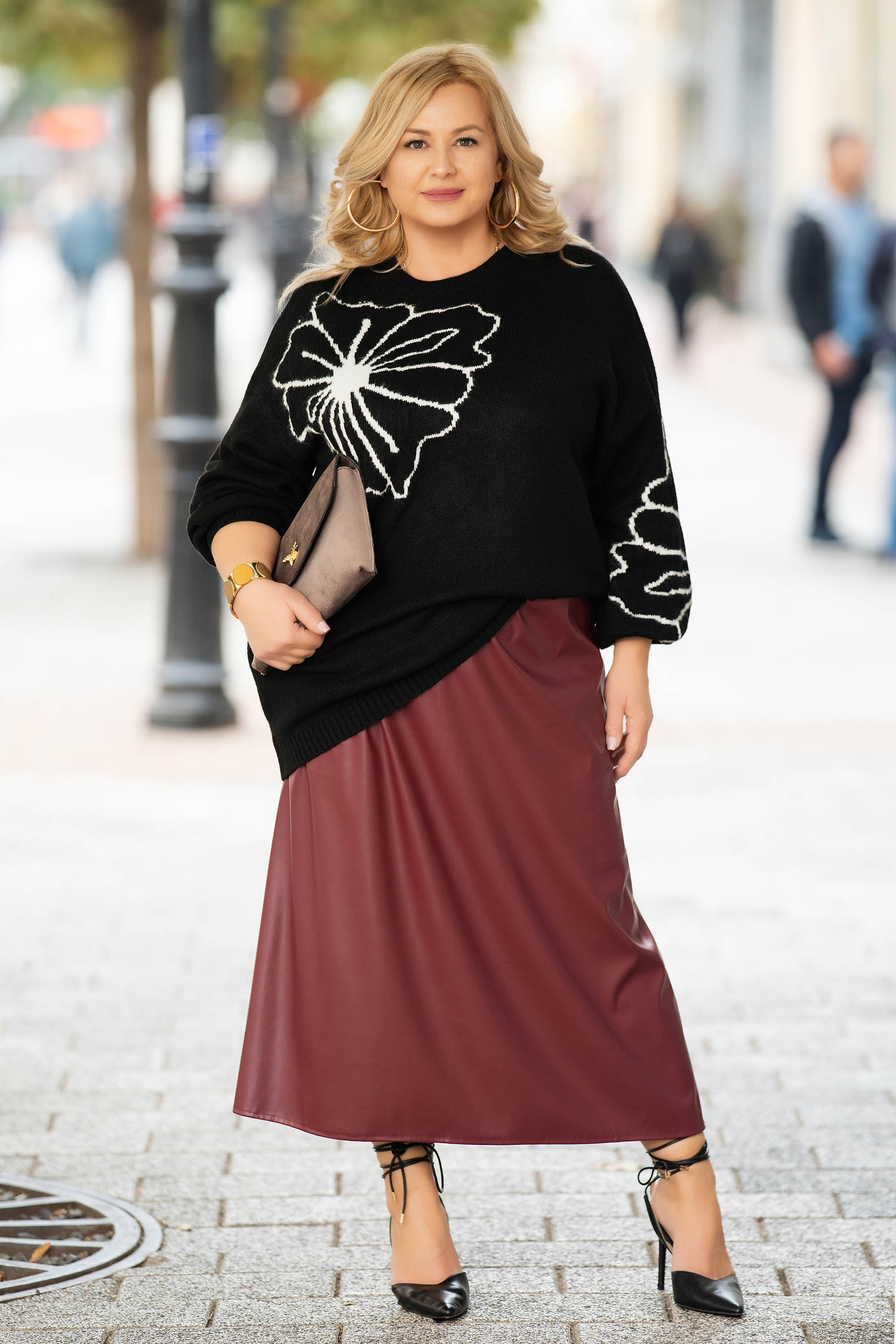 Макси плетен пуловер в черно с бял флорален мотив