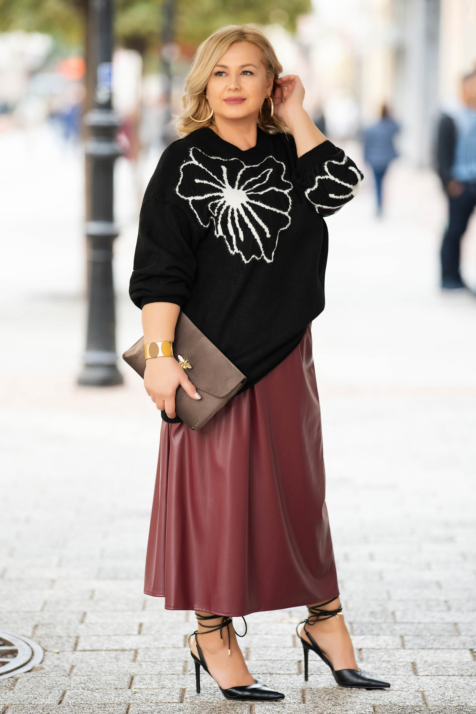 Макси плетен пуловер в черно с бял флорален мотив