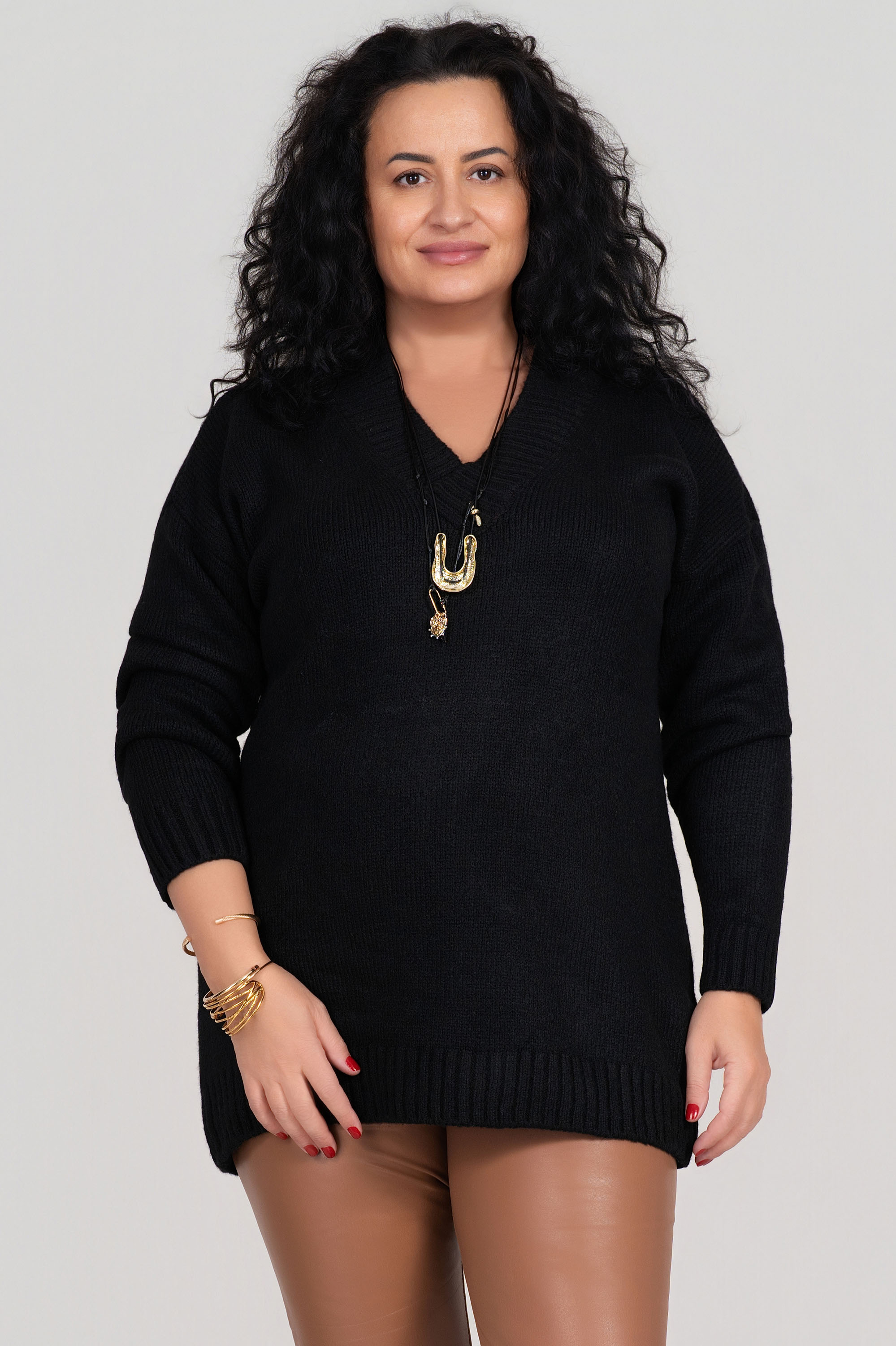 МАКСИ плетен пуловер в черно с остро деколте