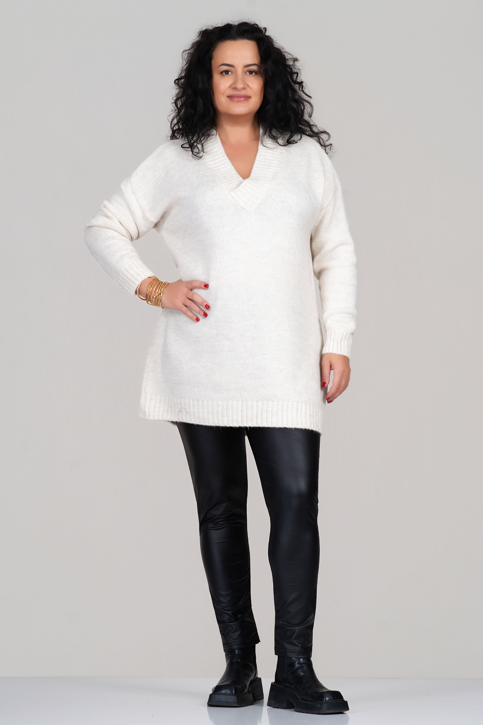 МАКСИ плетен пуловер в цвят екрю с остро деколте