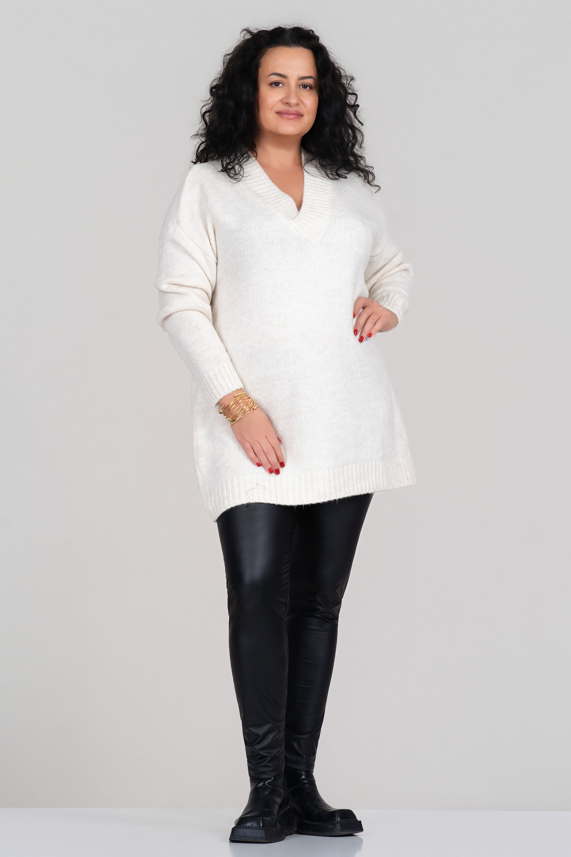 МАКСИ плетен пуловер в цвят екрю с остро деколте