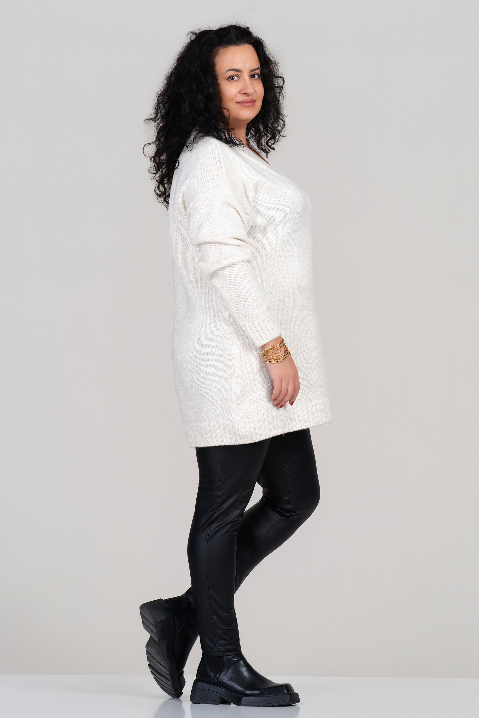 МАКСИ плетен пуловер в цвят екрю с остро деколте