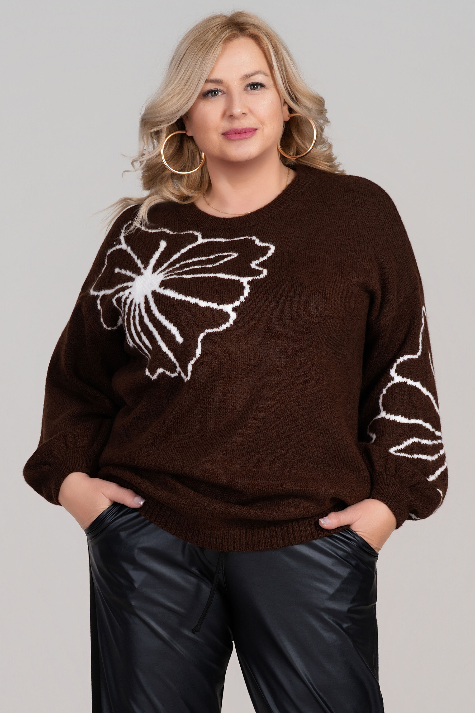 Макси плетен пуловер в кафяво с бял флорален мотив