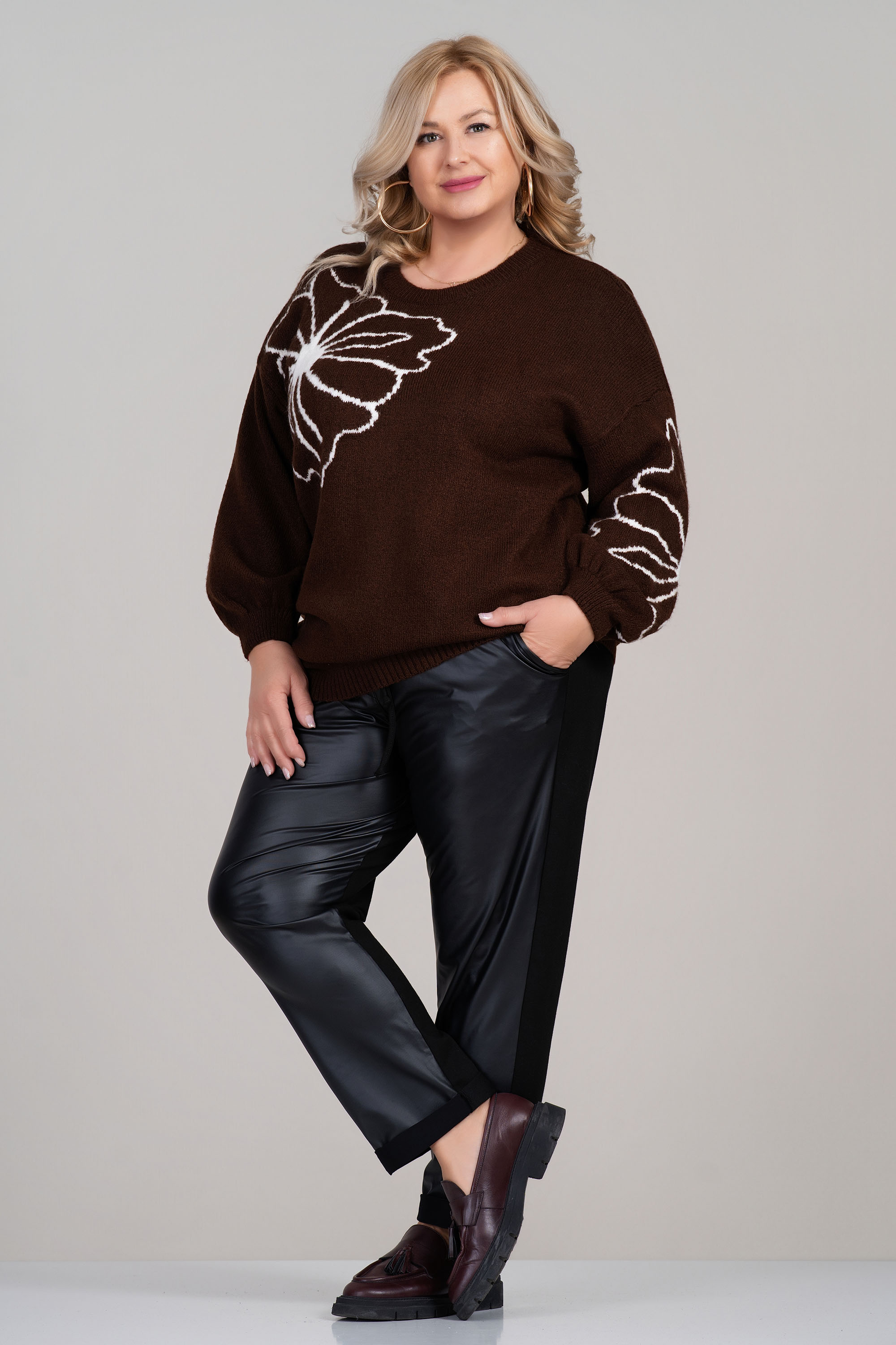 Макси плетен пуловер в кафяво с бял флорален мотив