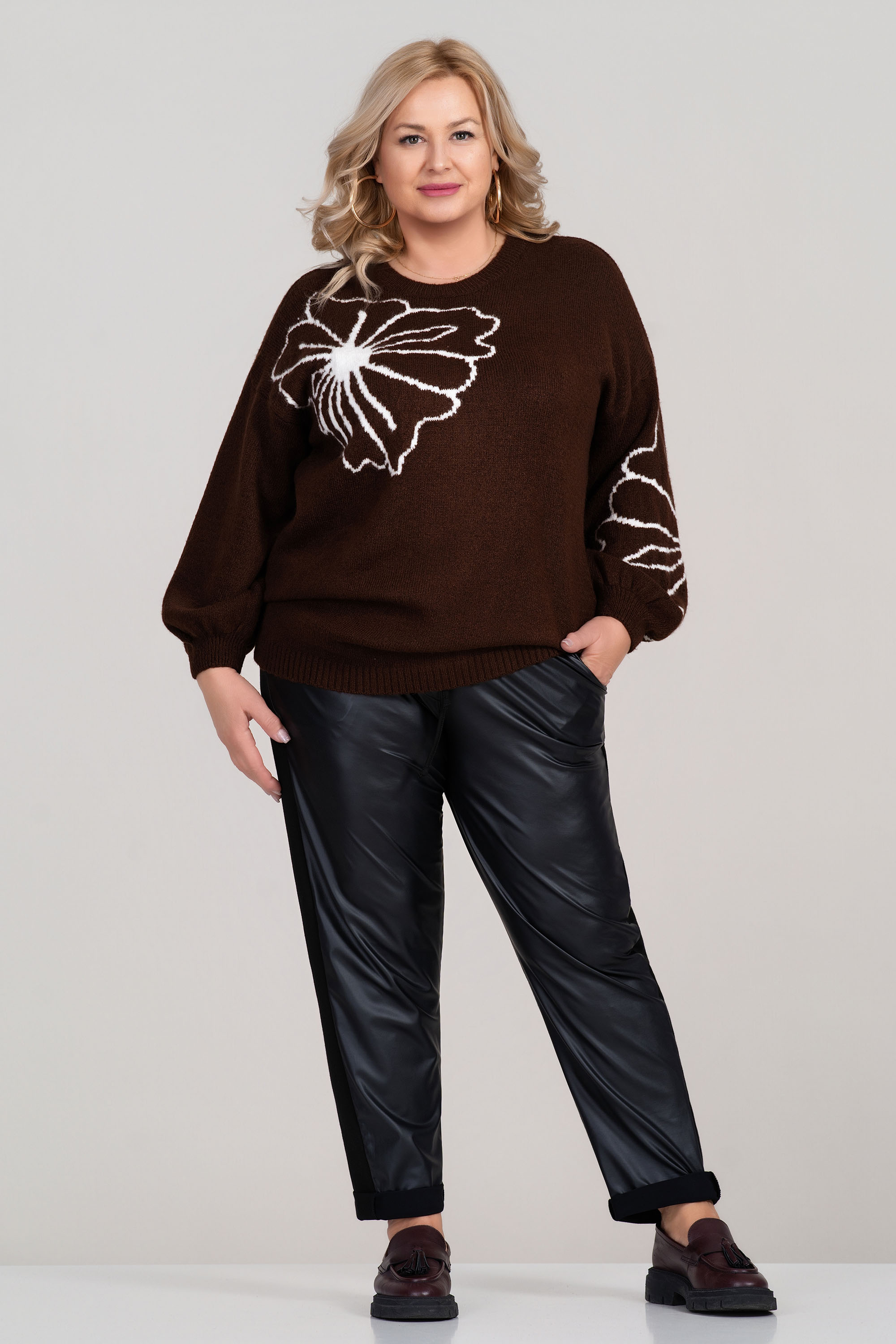 Макси плетен пуловер в кафяво с бял флорален мотив