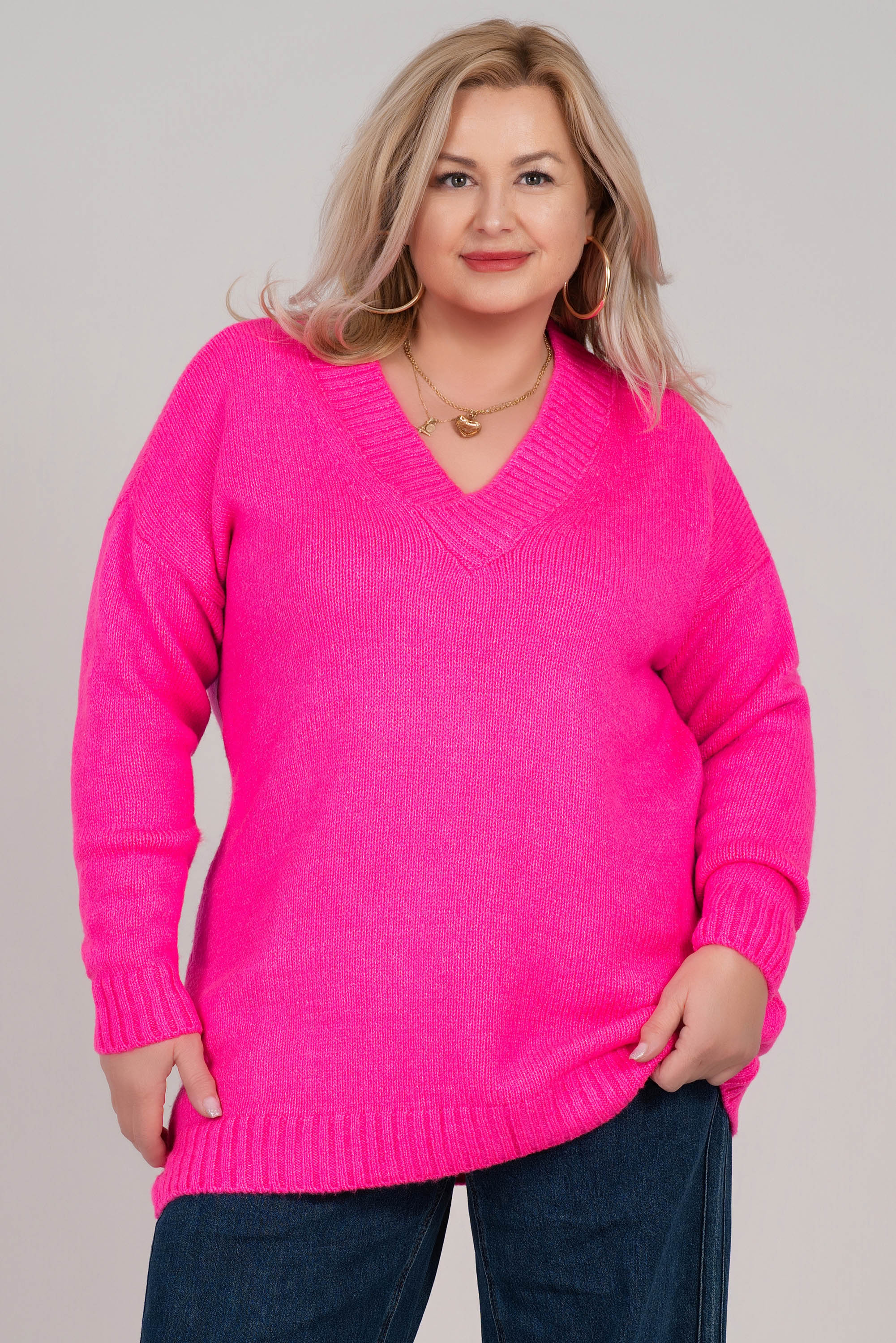 МАКСИ плетен пуловер в неоново розово с остро деколте