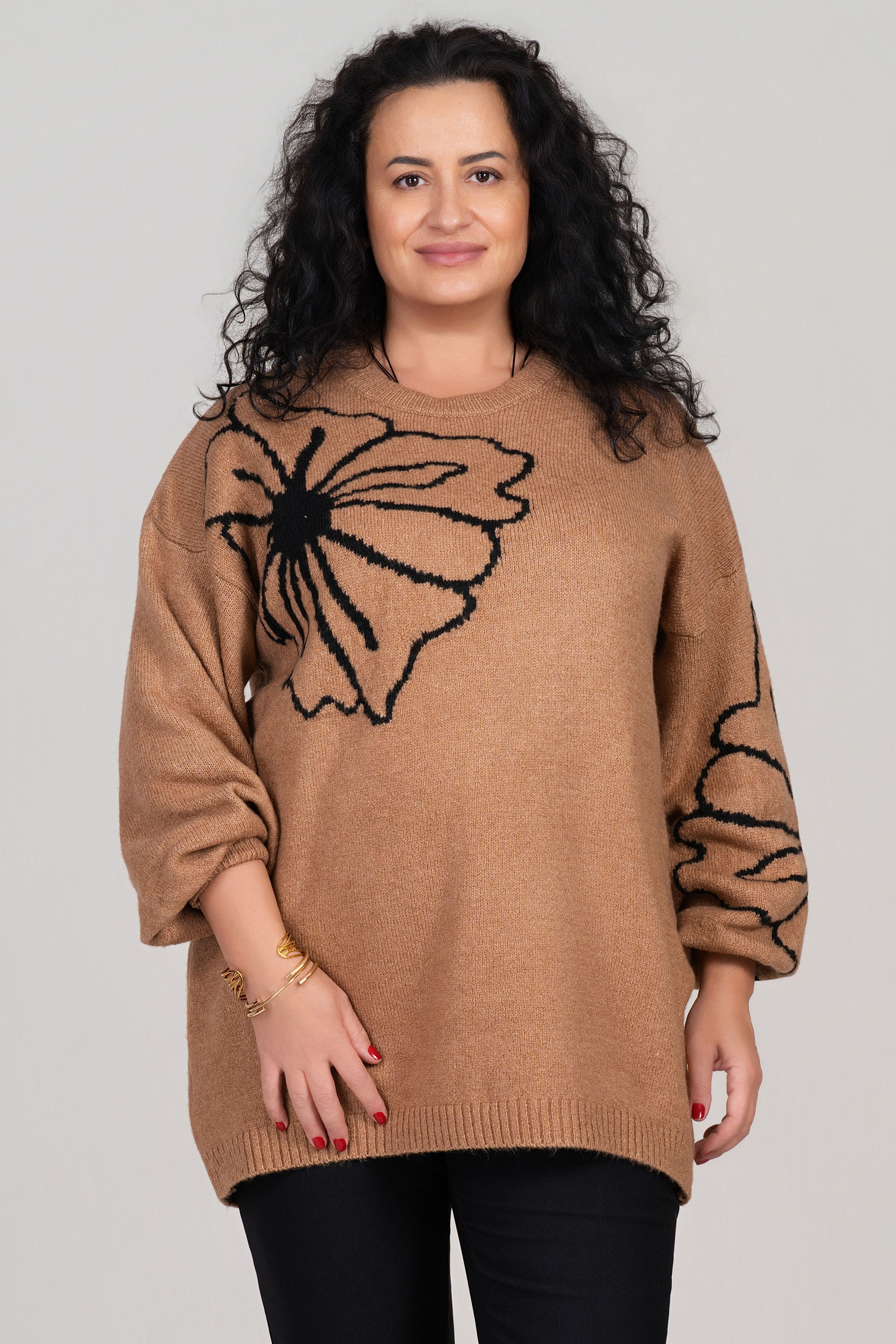 Макси плетен пуловер в светлокафяво с бял флорален мотив