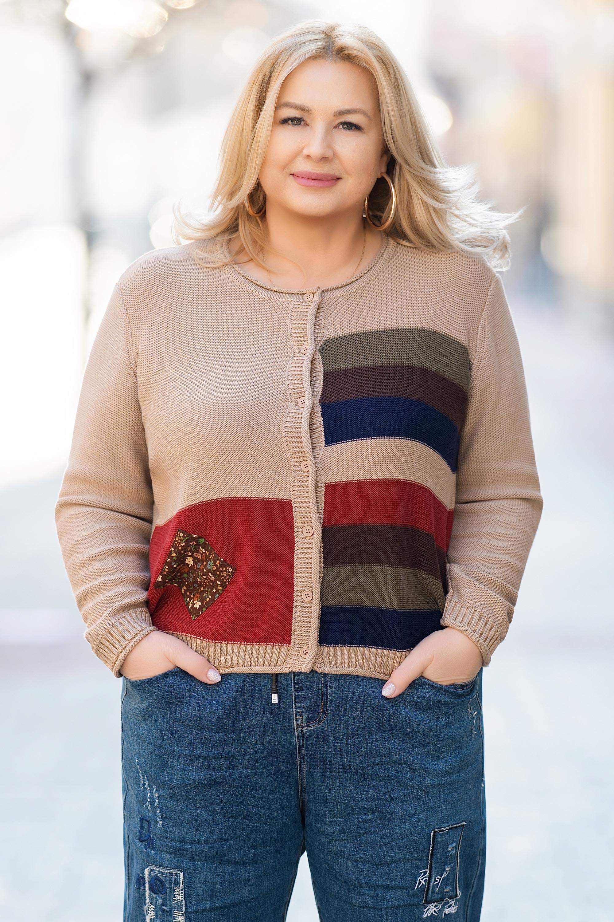 МАКСИ плетена жилетка в бежово с цветни райета и копчета