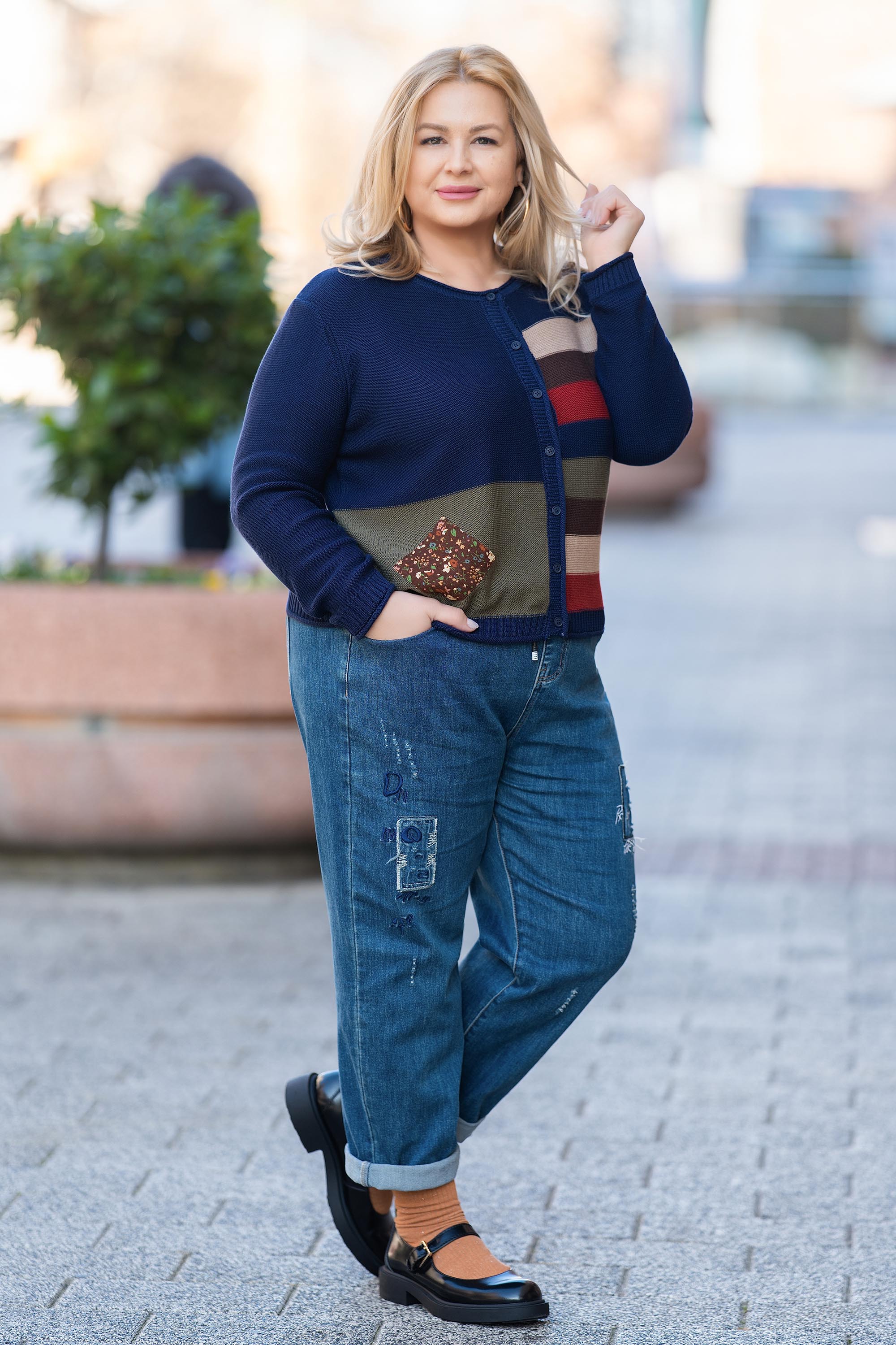 МАКСИ плетена жилетка в тъмносиньо с цветни райета и копчета