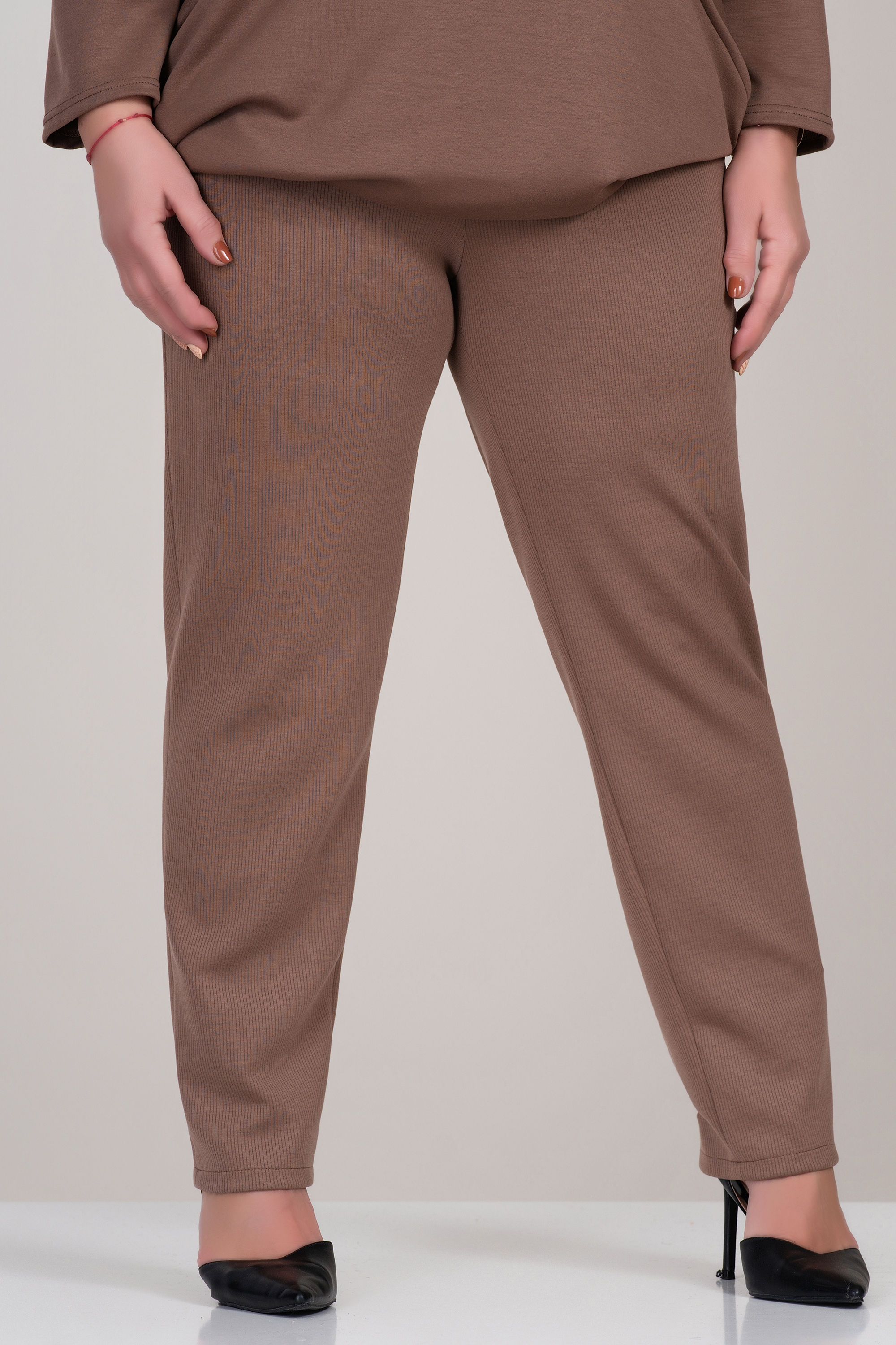 МАКСИ прав панталон в бежово от плътна раирана материя