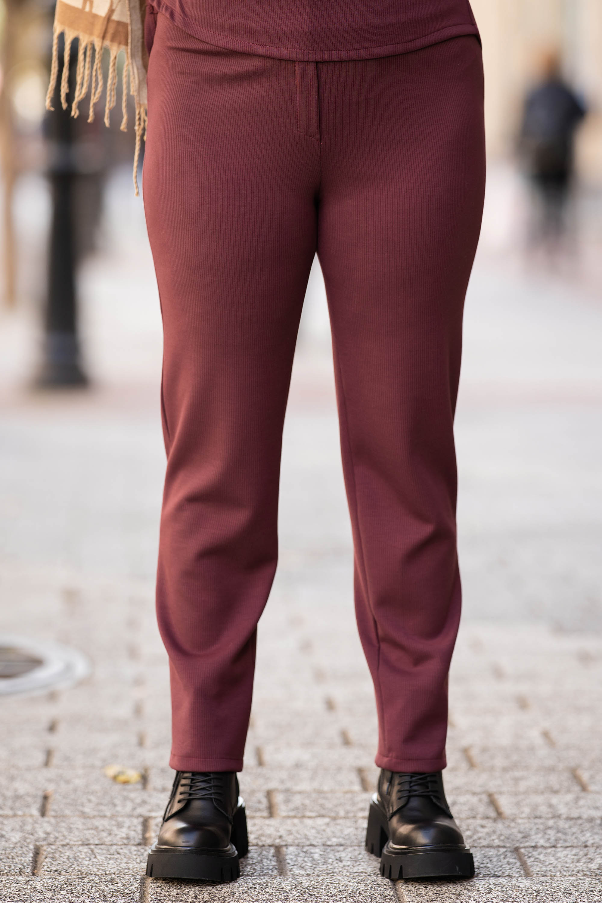 МАКСИ прав панталон в бордо от плътна раирана материя