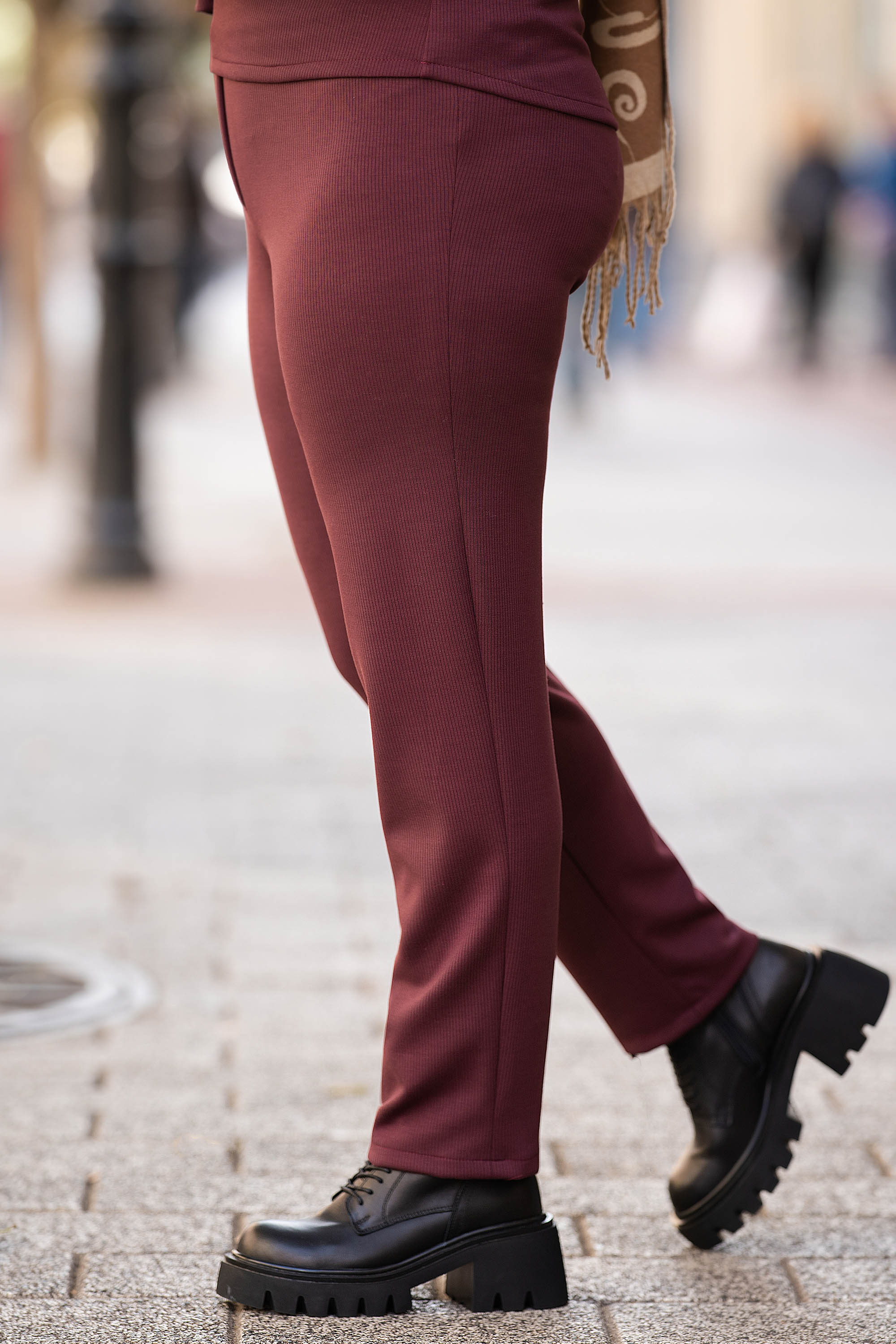 МАКСИ прав панталон в бордо от плътна раирана материя