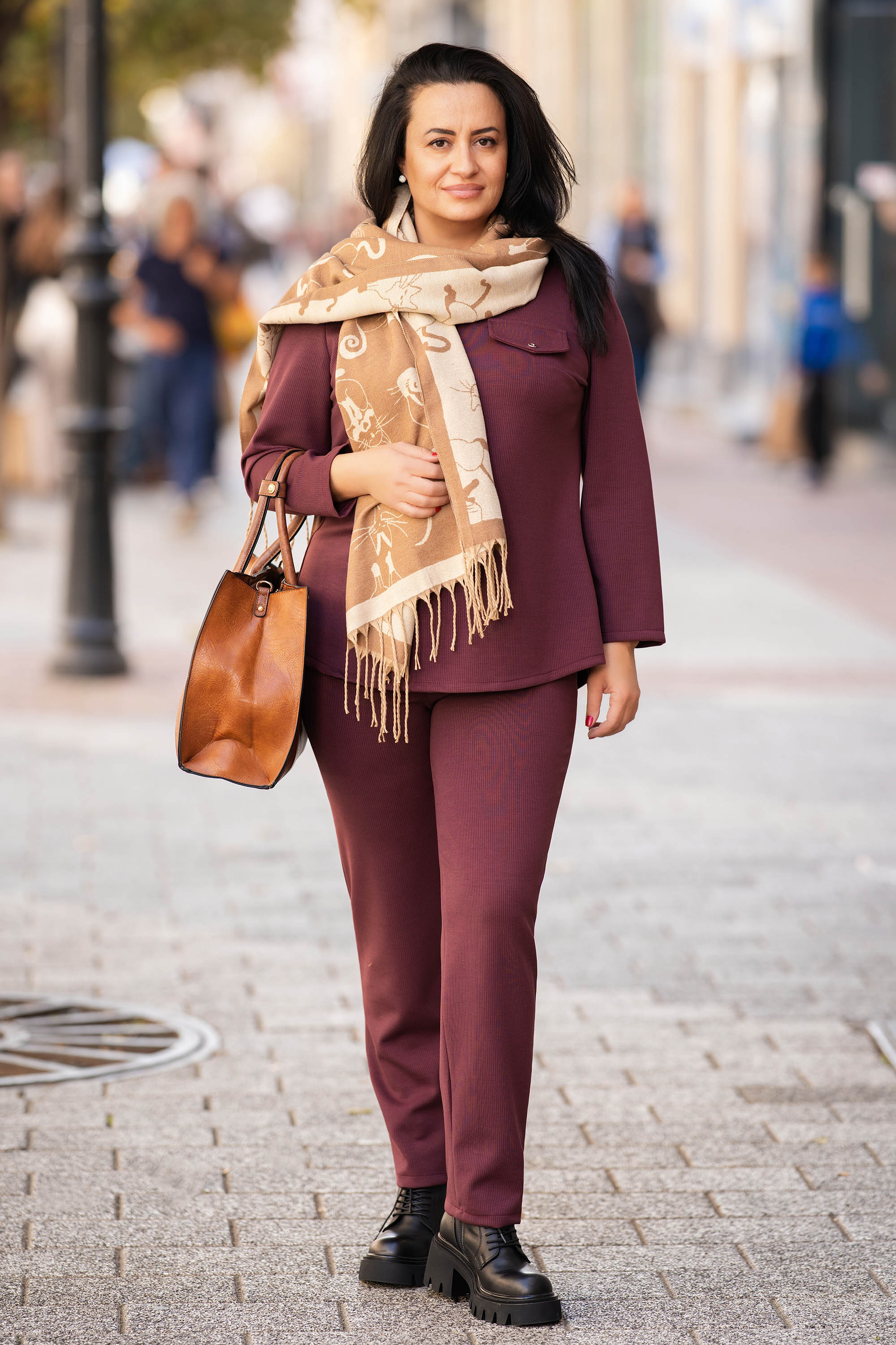 МАКСИ прав панталон в бордо от плътна раирана материя