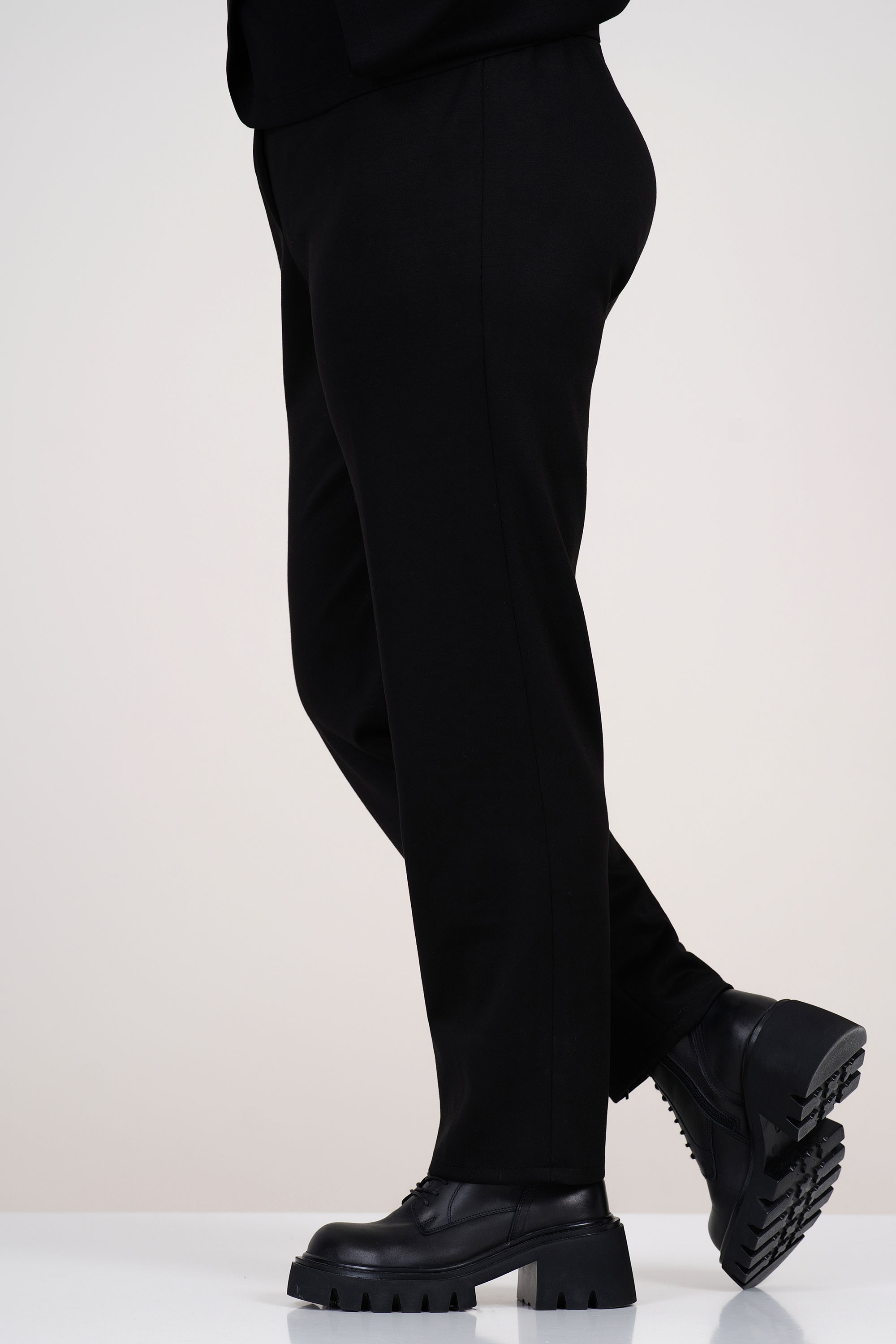 МАКСИ прав панталон в черно от плътна материя