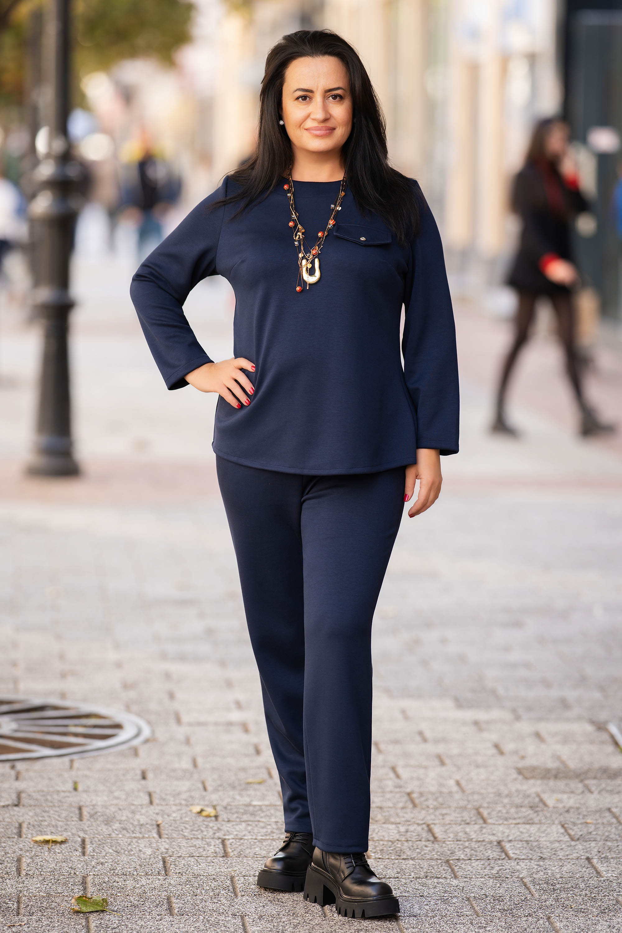 МАКСИ прав панталон в тъмносиньо от плътна материя