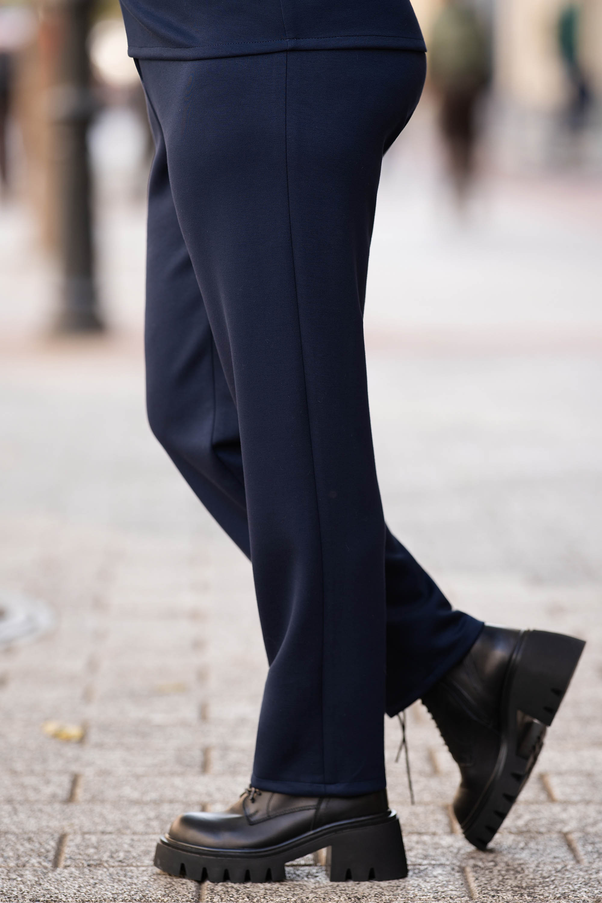 МАКСИ прав панталон в тъмносиньо от плътна материя