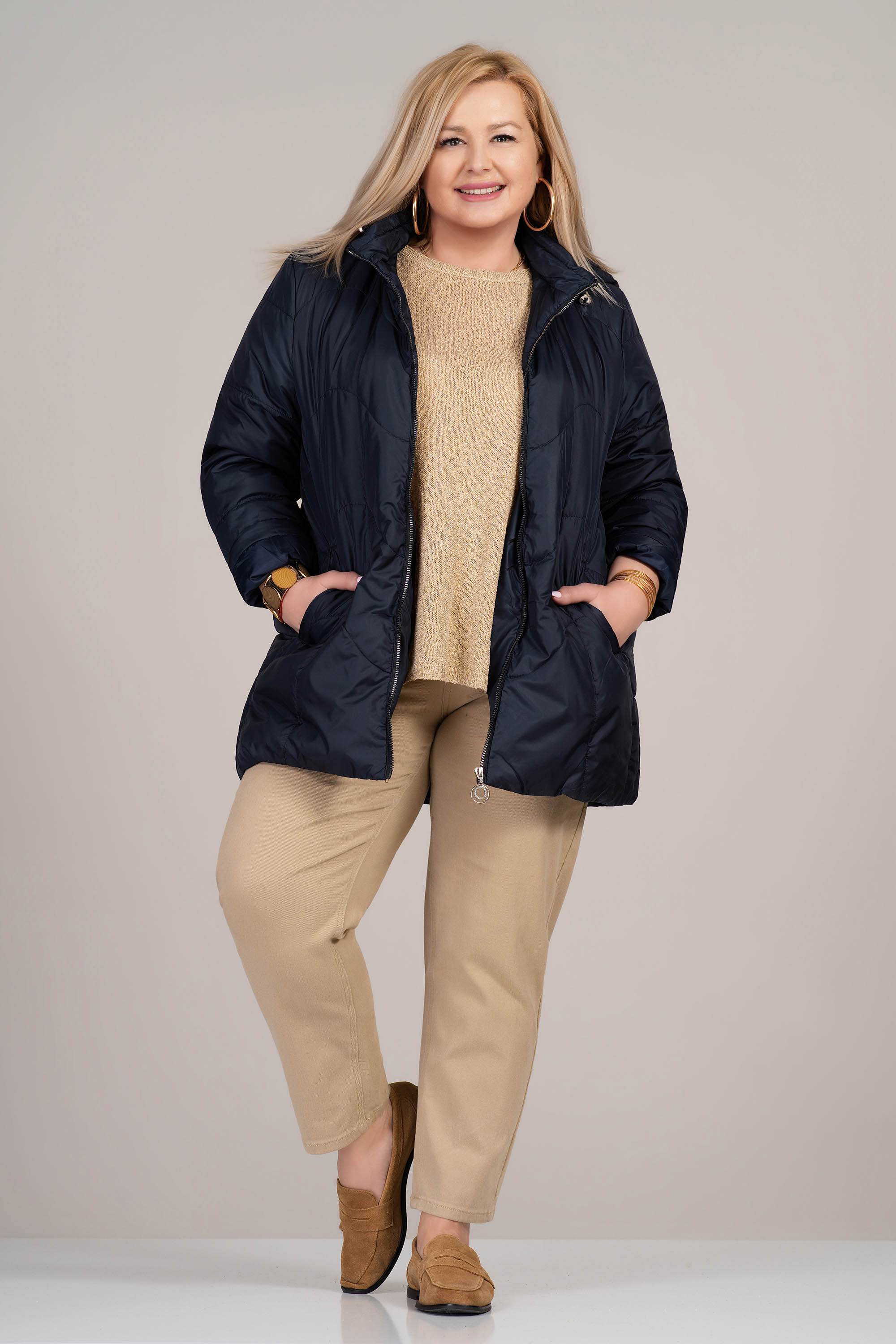 Макси преходно яке в тъмносиньо с качулка и декоративни вълнообразни шевове