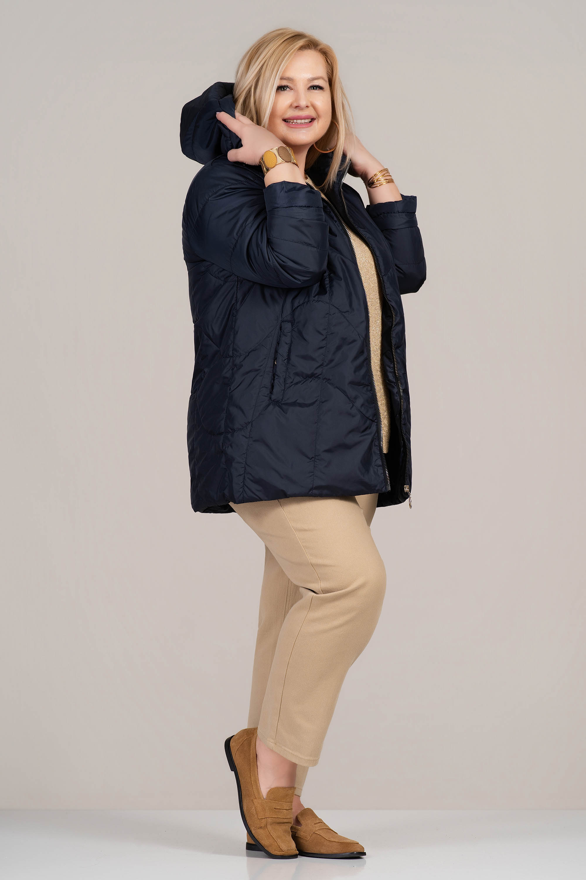 Макси преходно яке в тъмносиньо с качулка и декоративни вълнообразни шевове