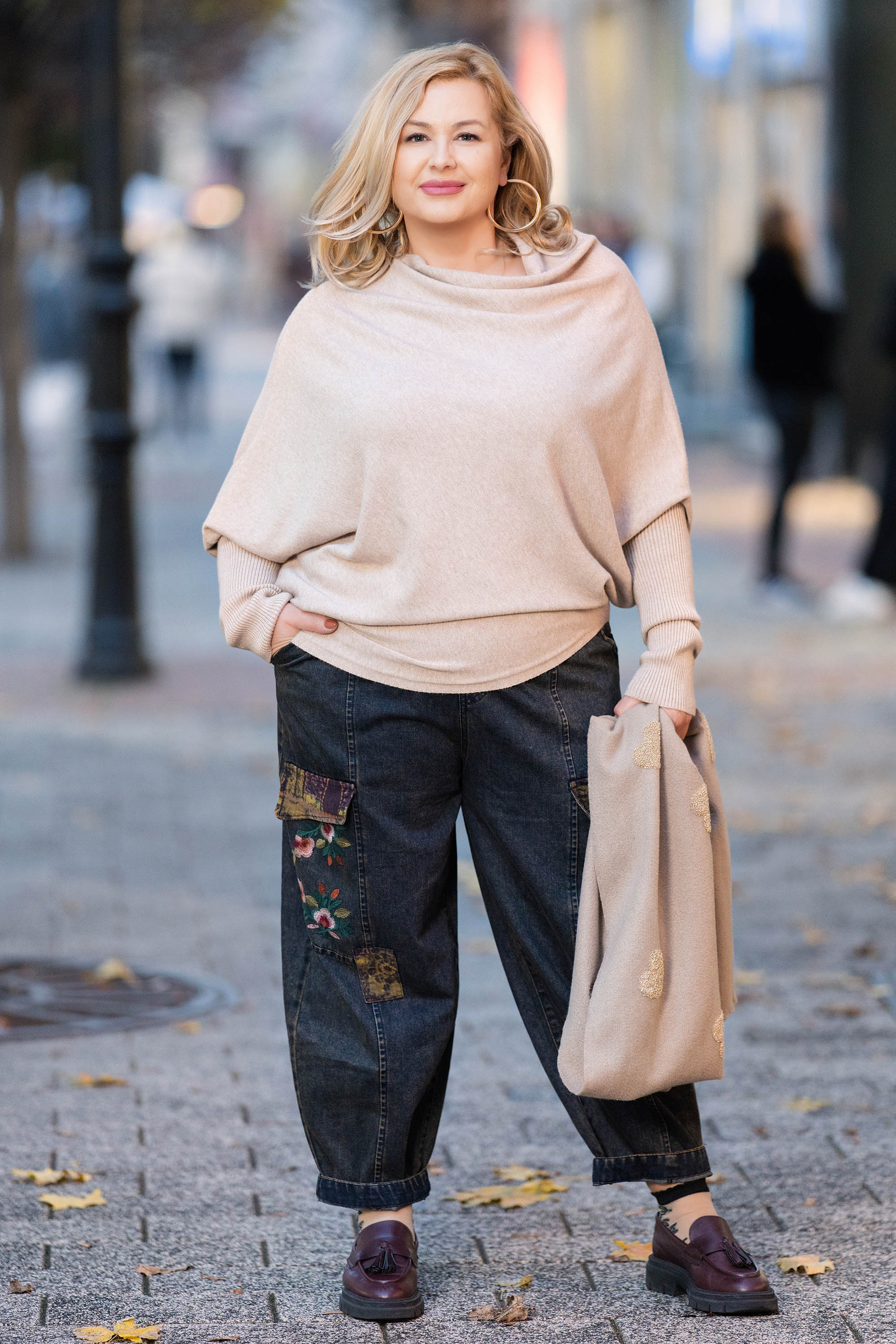 Макси пуловер от фино плетиво в бежово с ефектна яка и свободна кройка