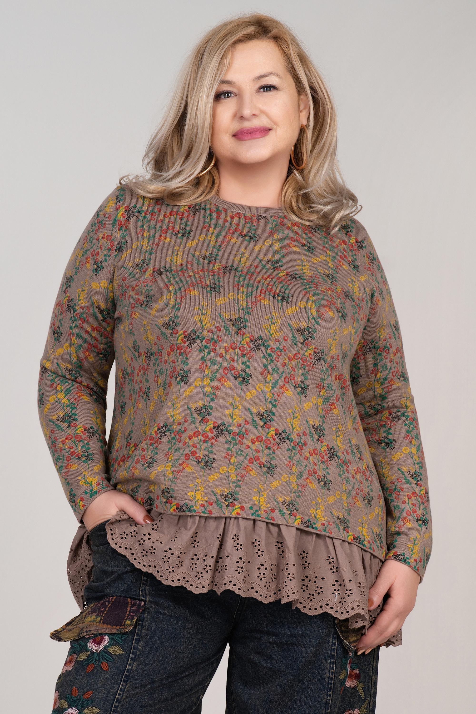 МАКСИ пуловер от фино плетиво в бежово с флорална щампа и дантелена платка в края