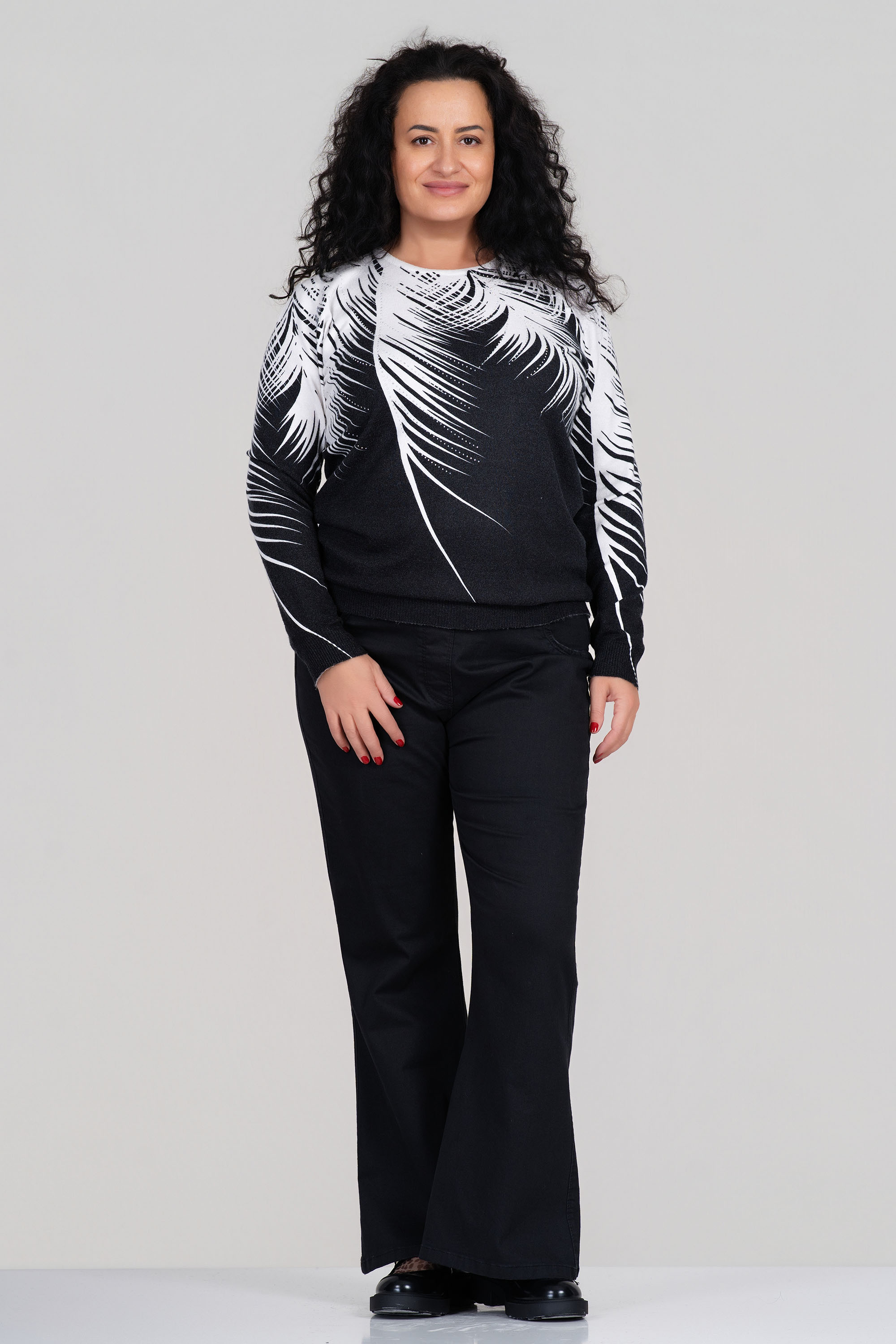 МАКСИ пуловер от фино плетиво в черно с принт тип бели клони с камъни