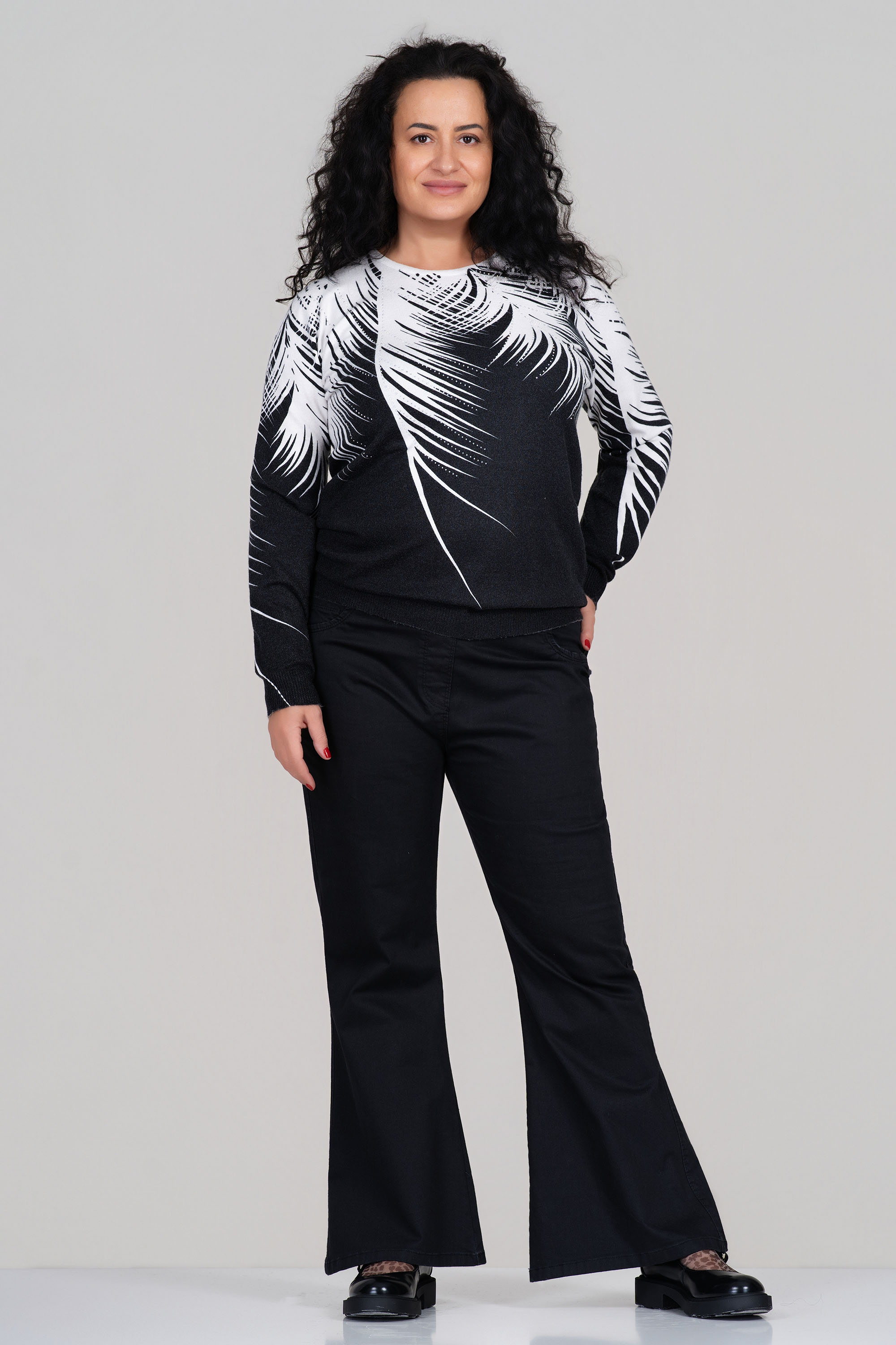 МАКСИ пуловер от фино плетиво в черно с принт тип бели клони с камъни