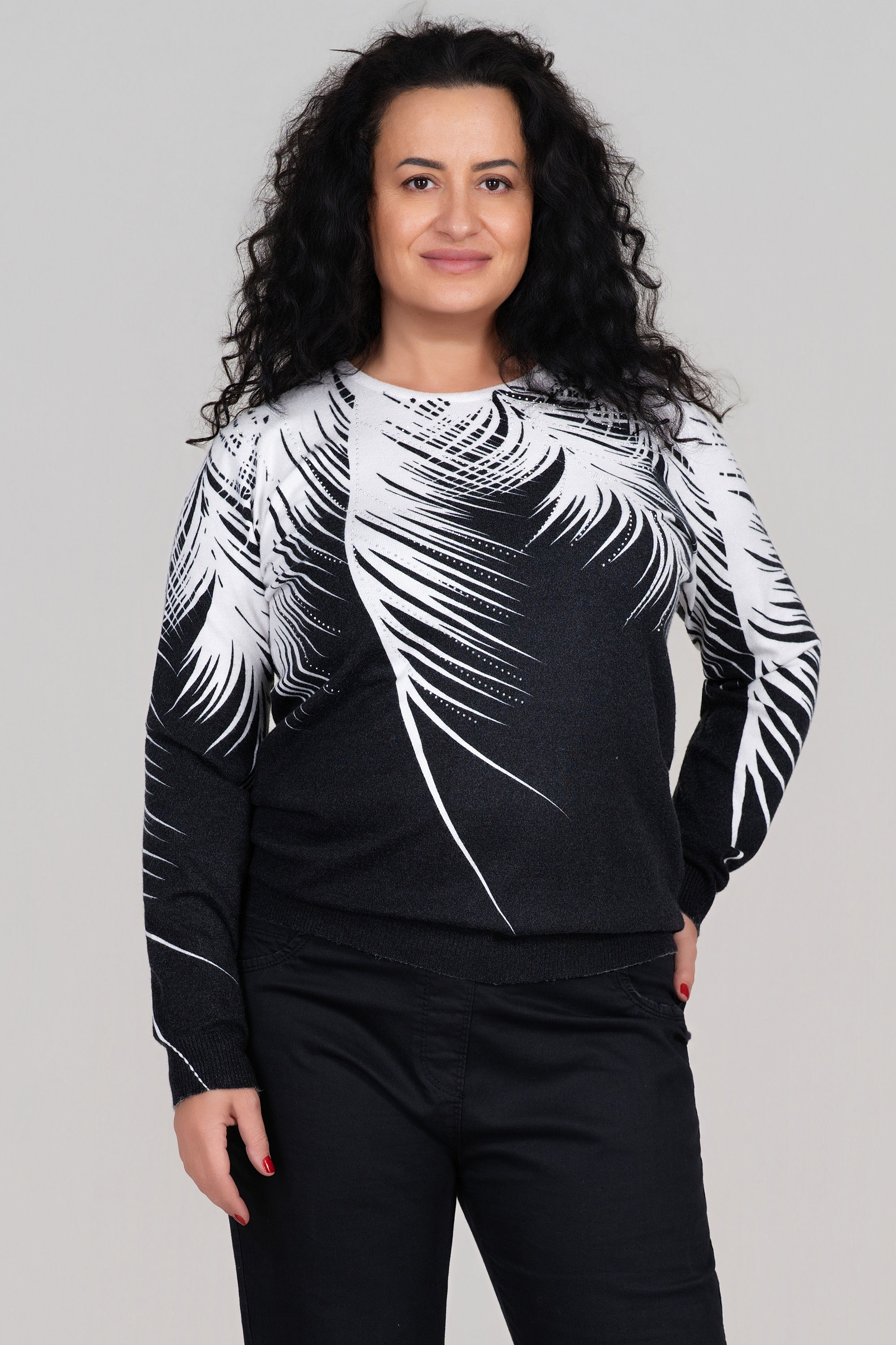 МАКСИ пуловер от фино плетиво в черно с принт тип бели клони с камъни