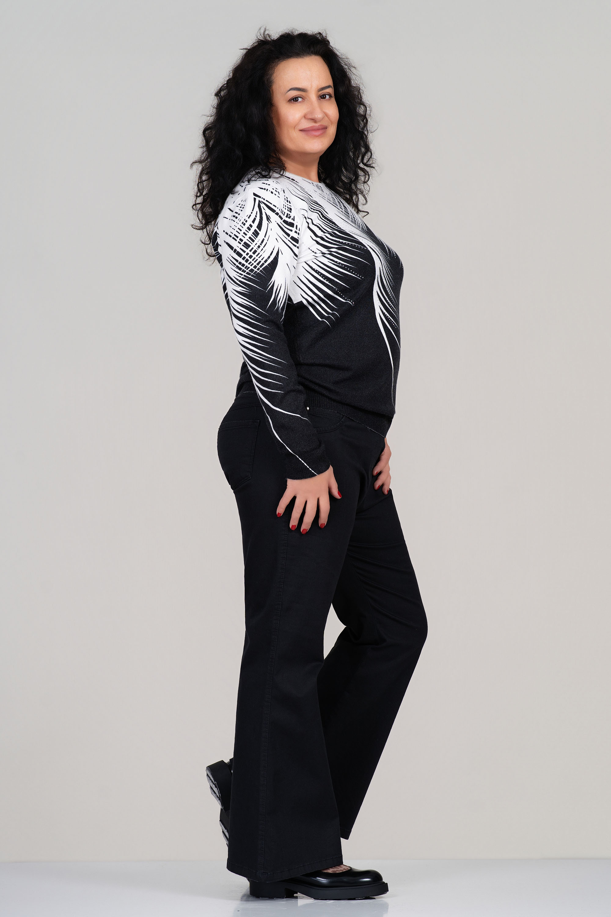 МАКСИ пуловер от фино плетиво в черно с принт тип бели клони с камъни