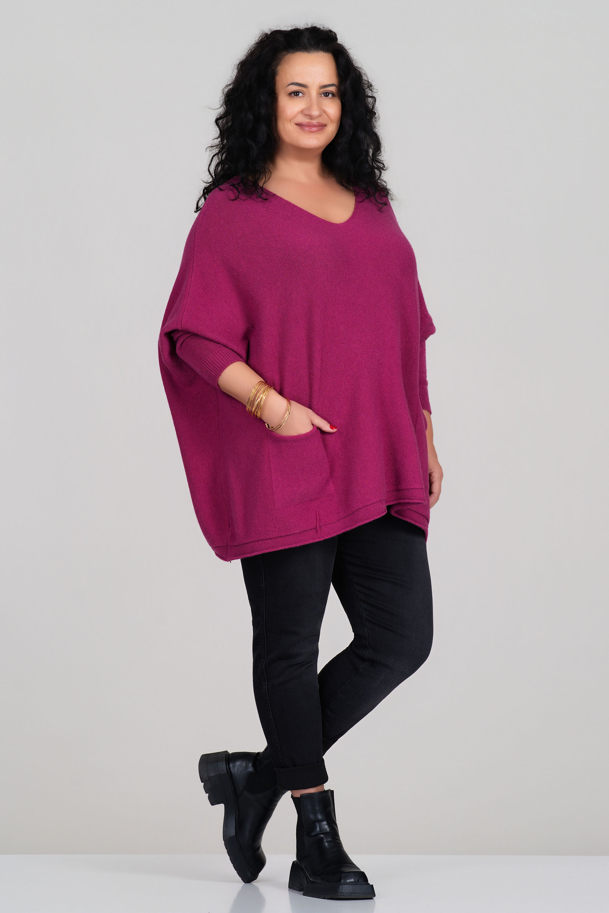 Макси пуловер от фино плетиво в цикламено розово с джобове и свободна кройка