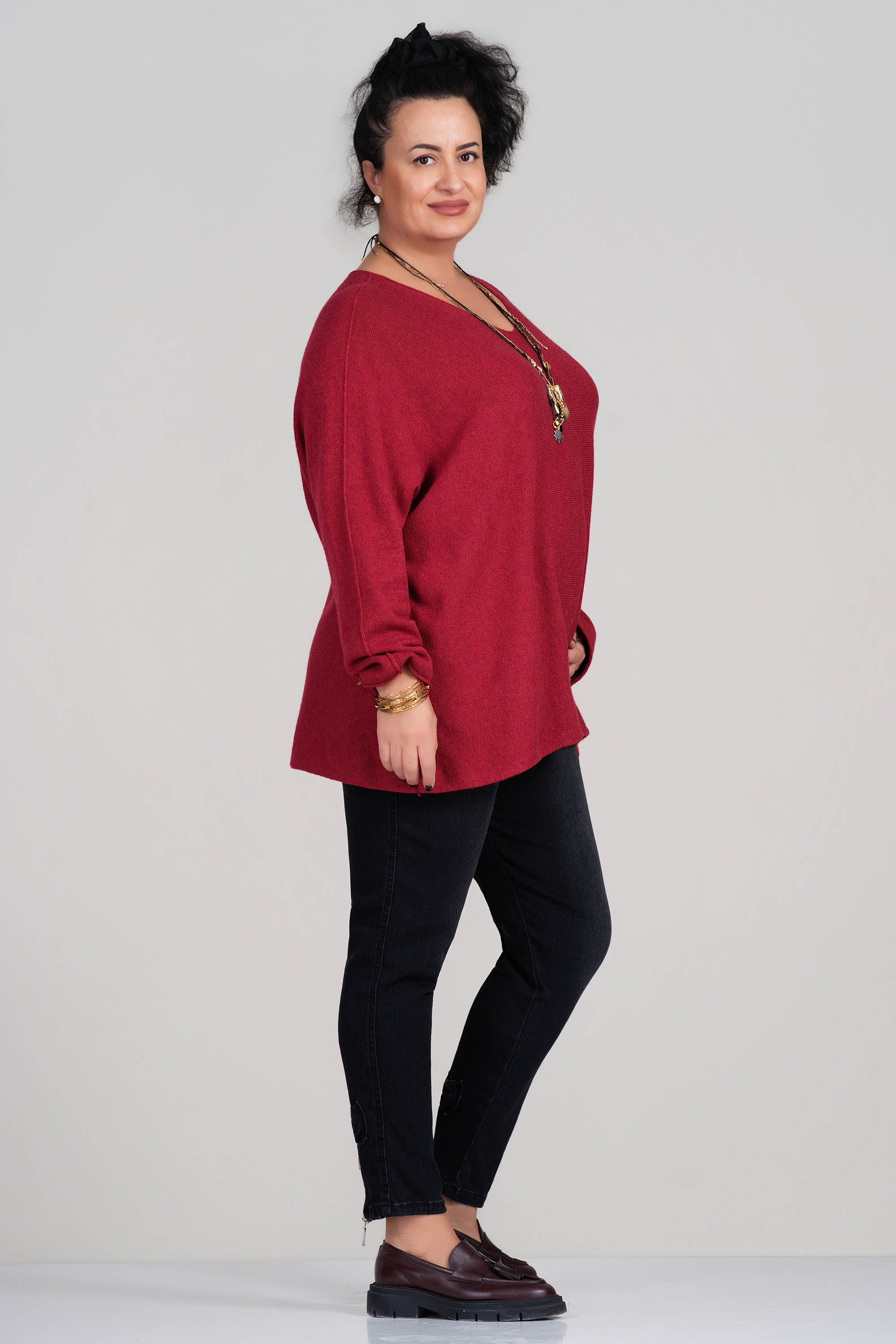 Макси пуловер от фино плетиво в цвят малина с широка кройка