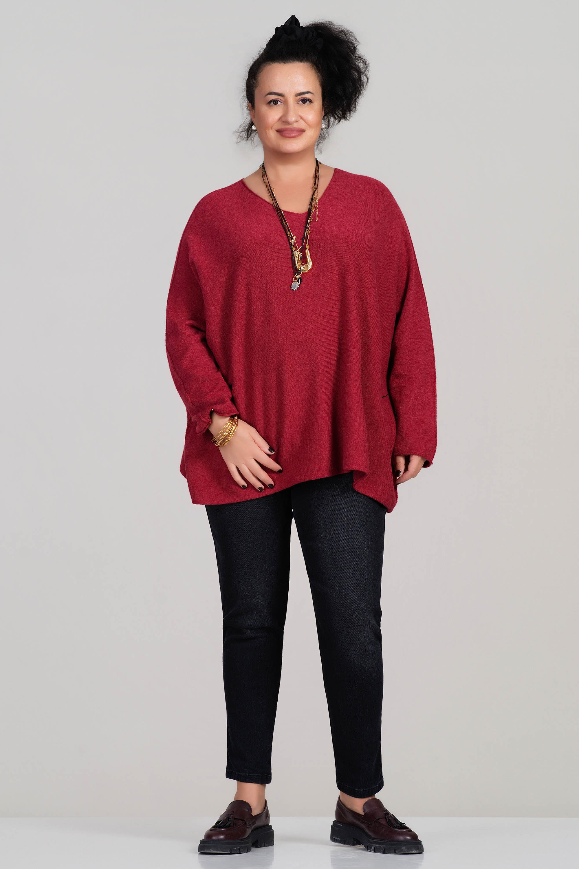 Макси пуловер от фино плетиво в цвят малина с широка кройка