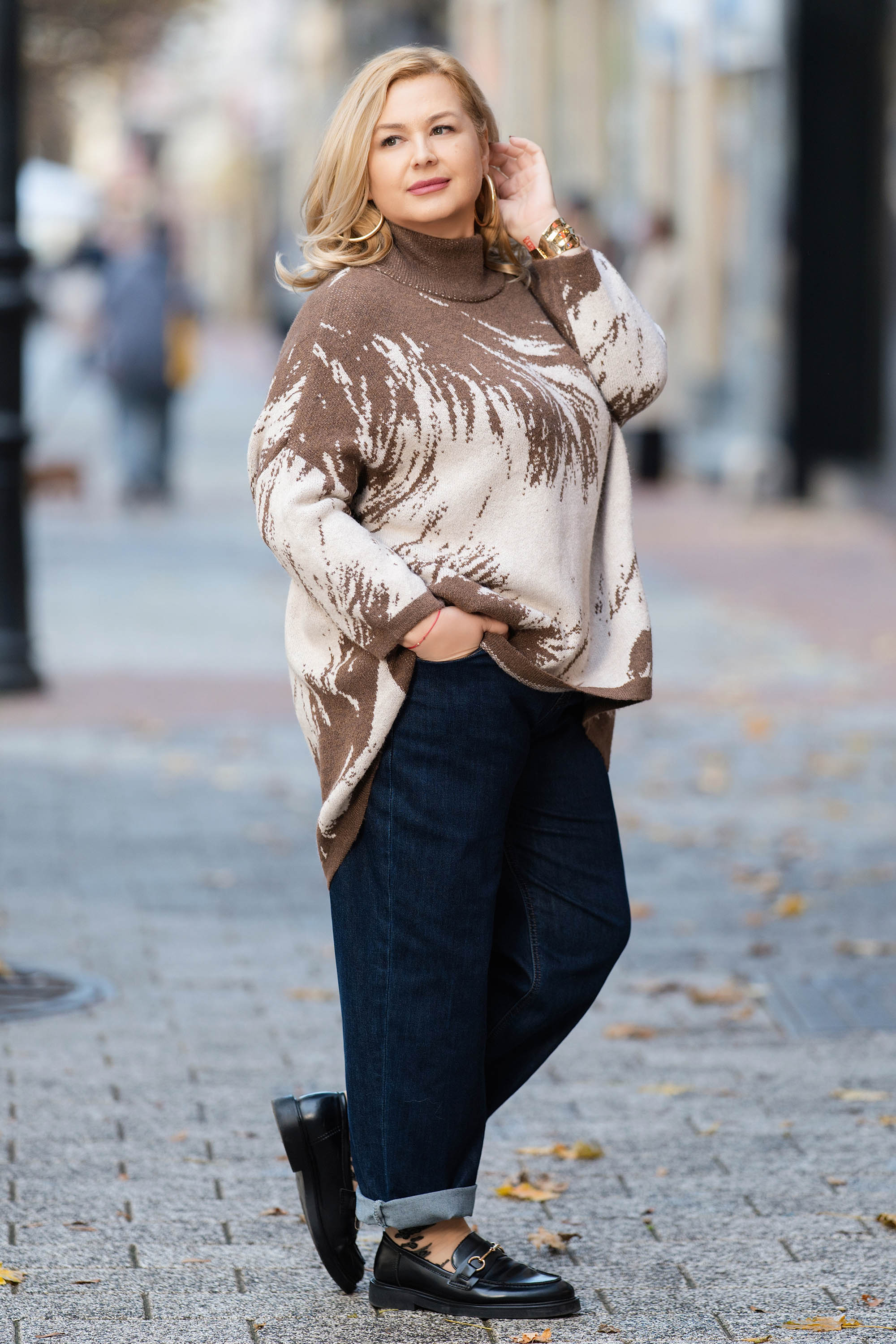 Макси пуловер от фино плетиво в кафяво с абстрактен принт и поло яка