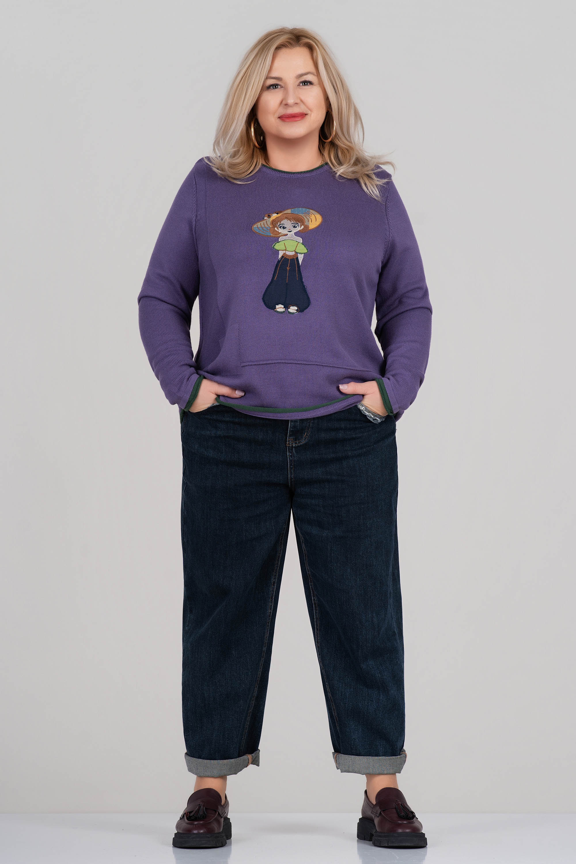 Макси пуловер от фино плетиво в лилаво с бродерия момиче с дънки