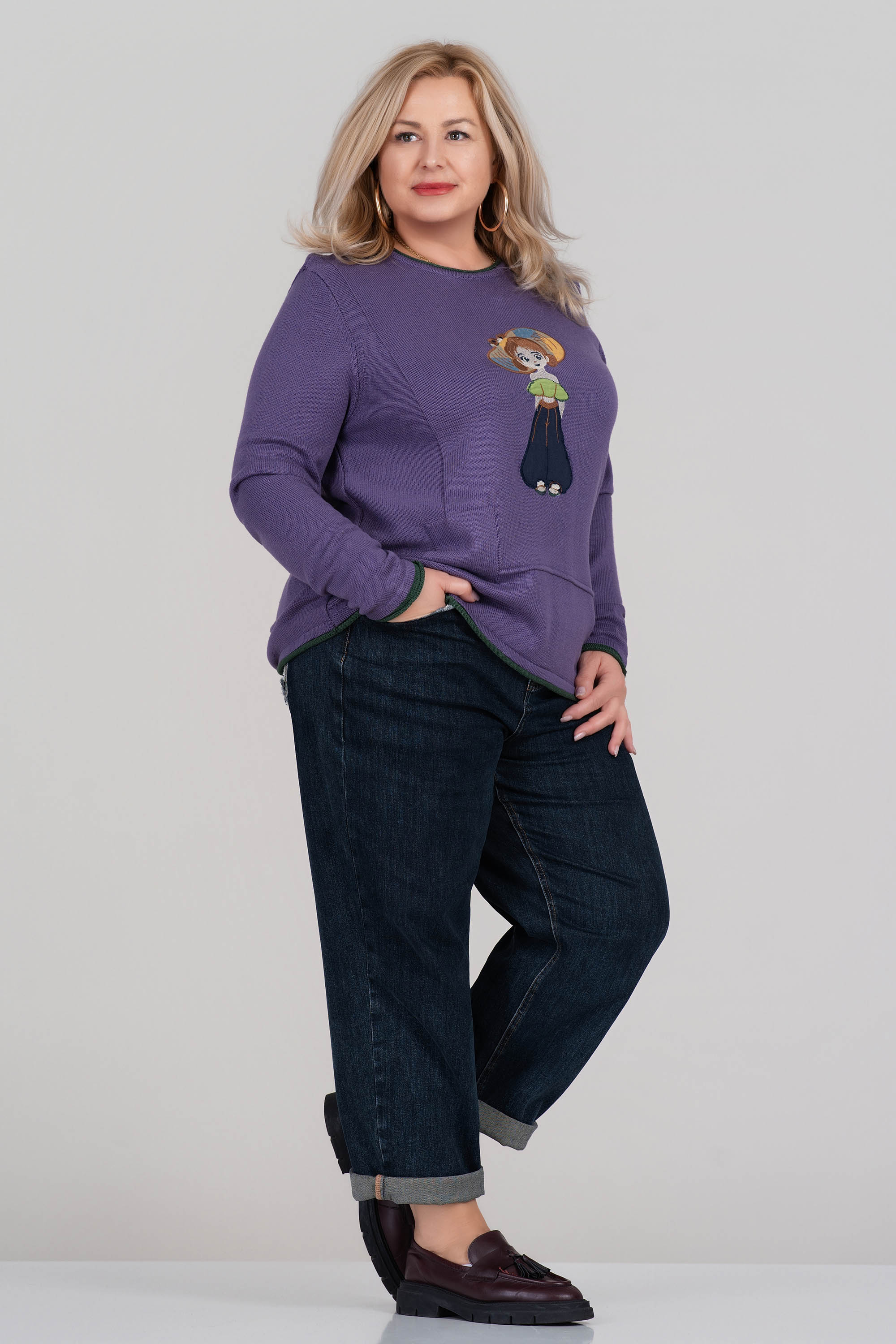 Макси пуловер от фино плетиво в лилаво с бродерия момиче с дънки