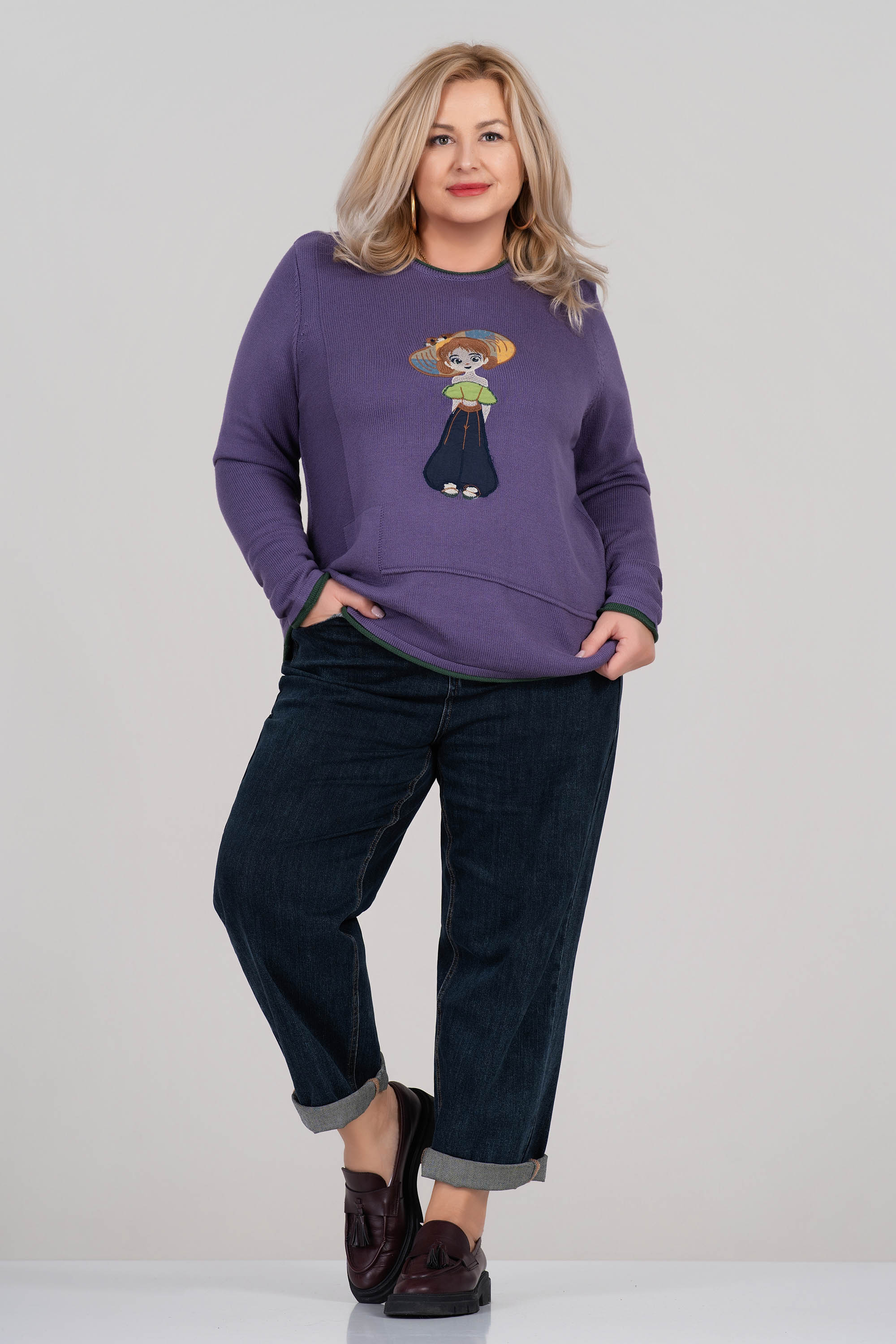 Макси пуловер от фино плетиво в лилаво с бродерия момиче с дънки