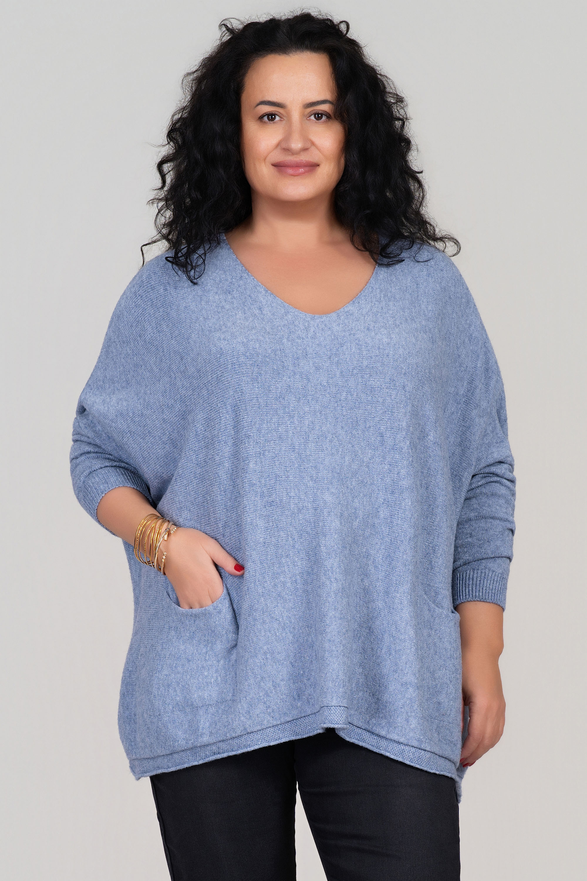 Макси пуловер от фино плетиво в синьо с джобове и свободна кройка