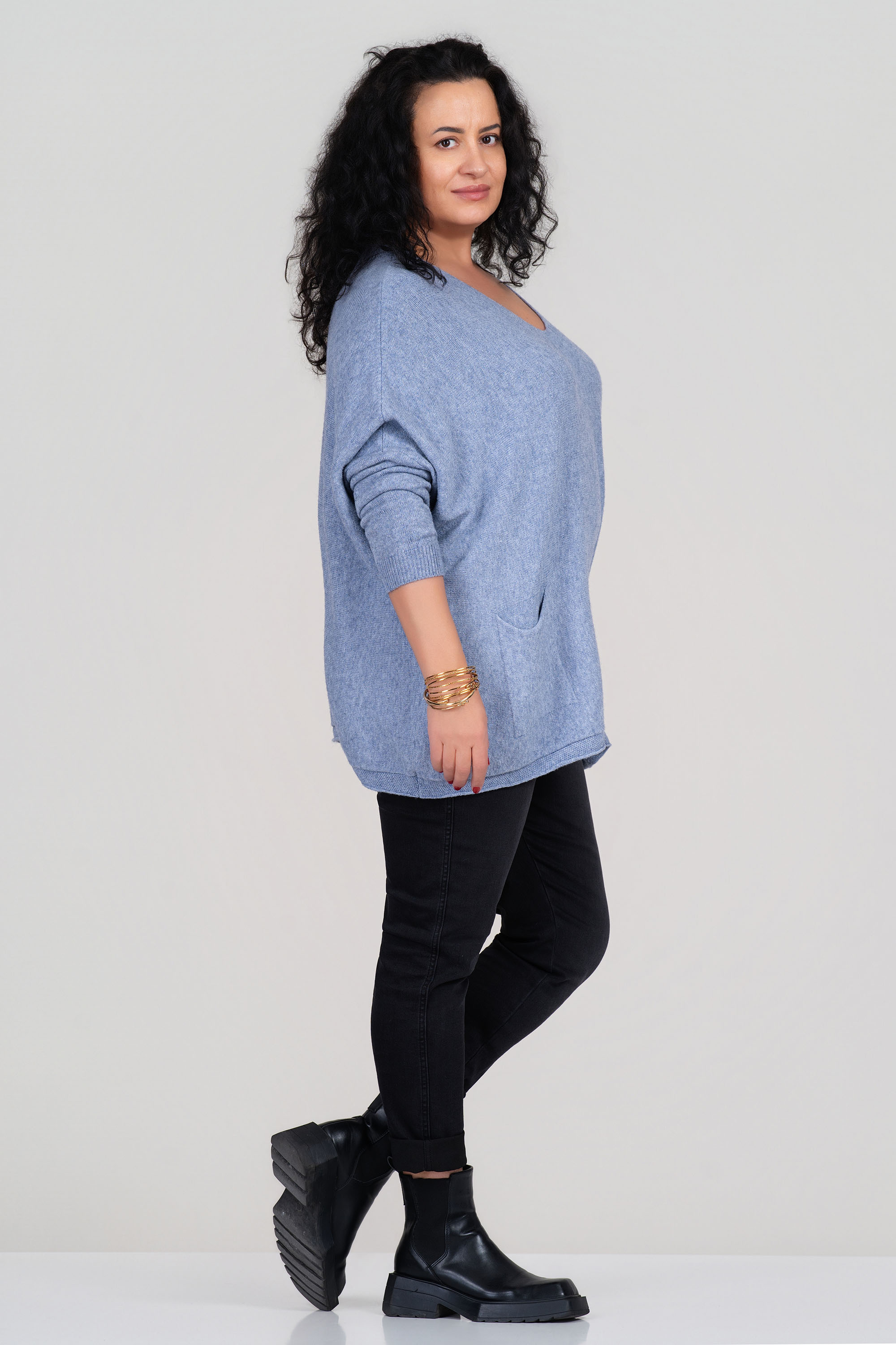 Макси пуловер от фино плетиво в синьо с джобове и свободна кройка