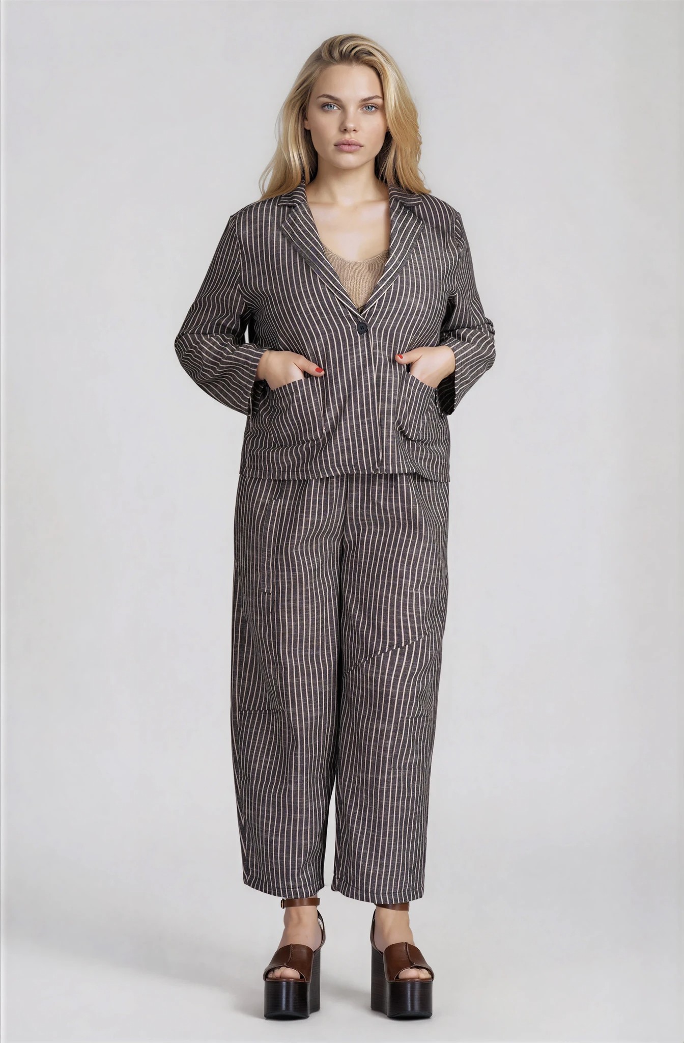 МАКСИ раиран комплект от сако и панталон в сиво с ленен ефект