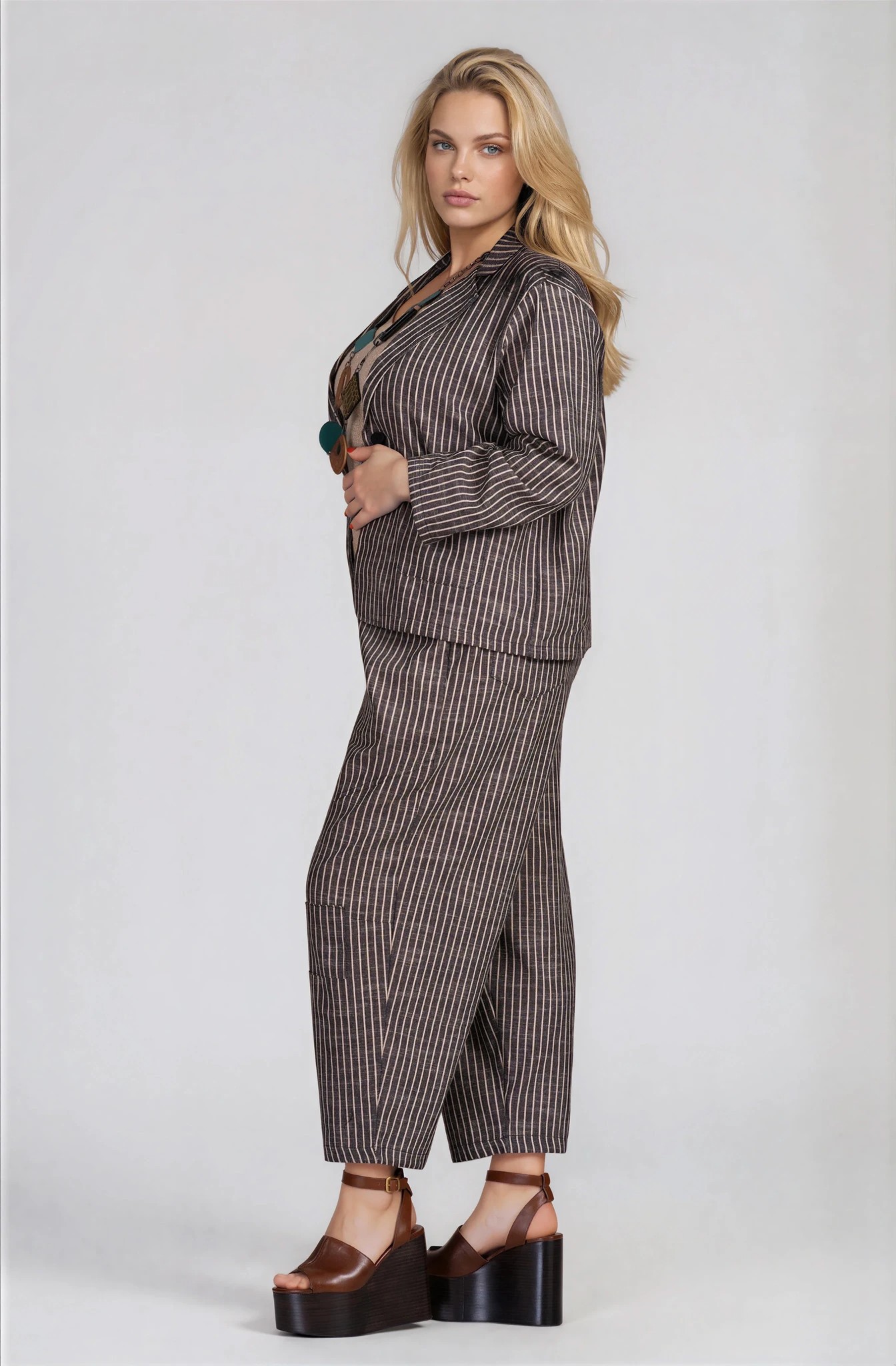 МАКСИ раиран комплект от сако и панталон в сиво с ленен ефект