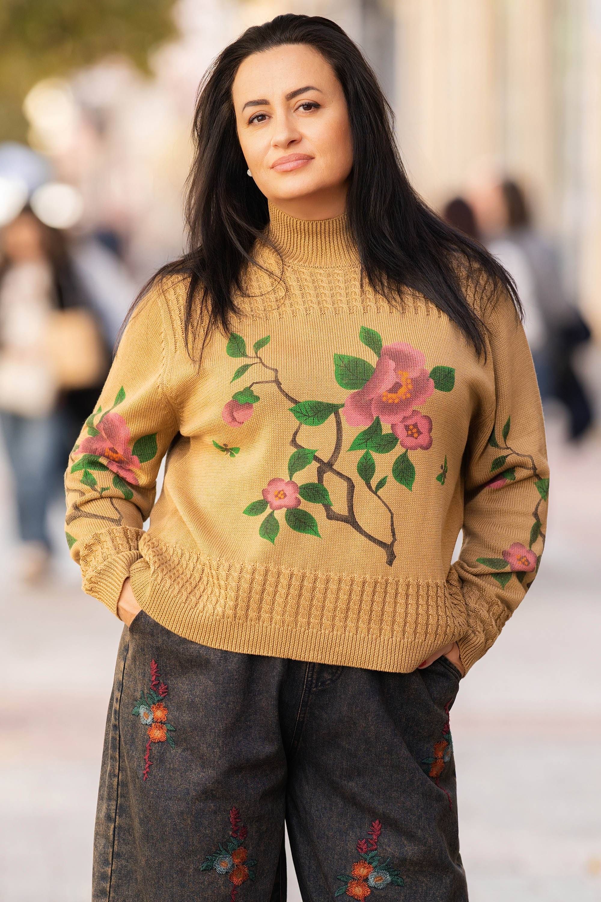 МАКСИ релефно плетен пуловер в бежово с флорален принт