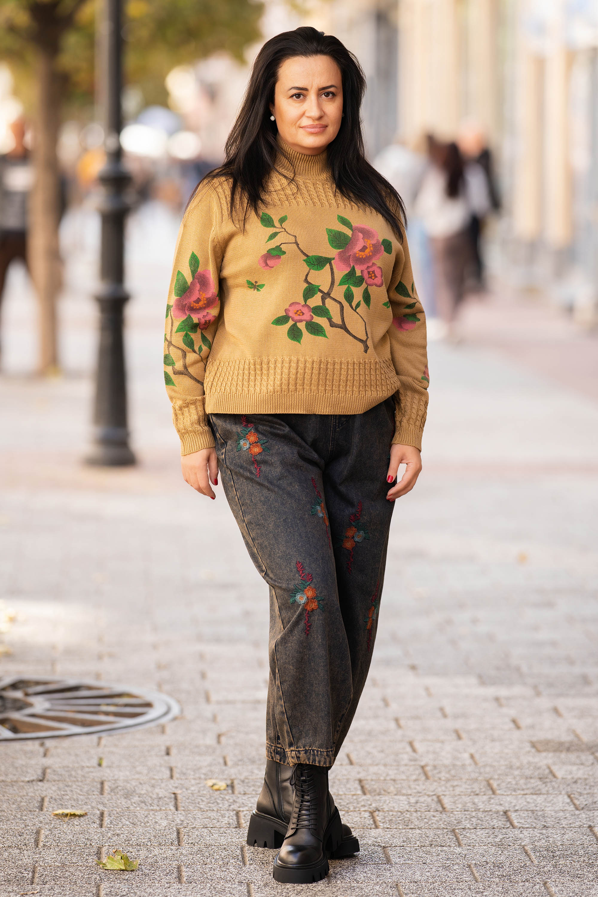 МАКСИ релефно плетен пуловер в бежово с флорален принт