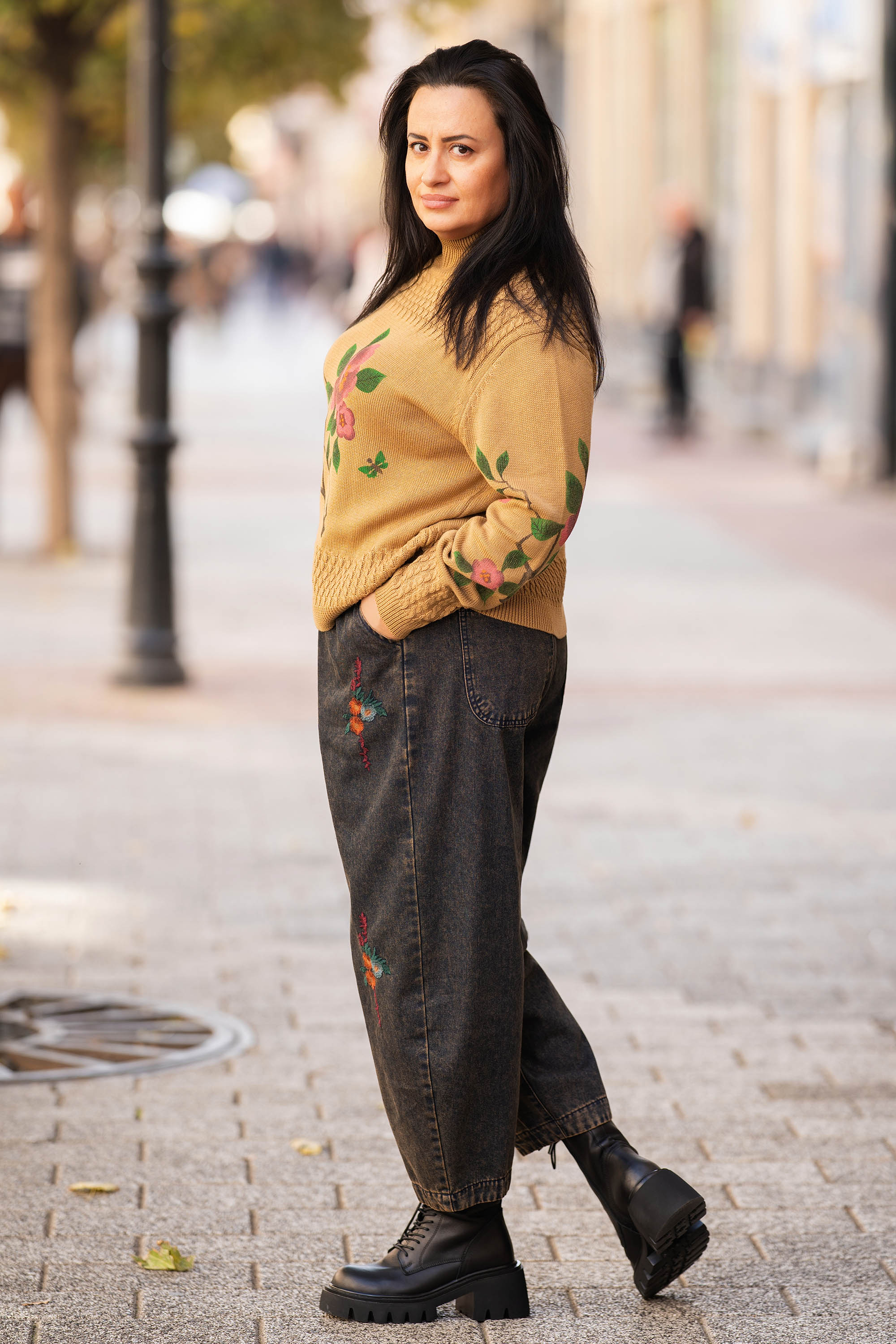 МАКСИ релефно плетен пуловер в бежово с флорален принт