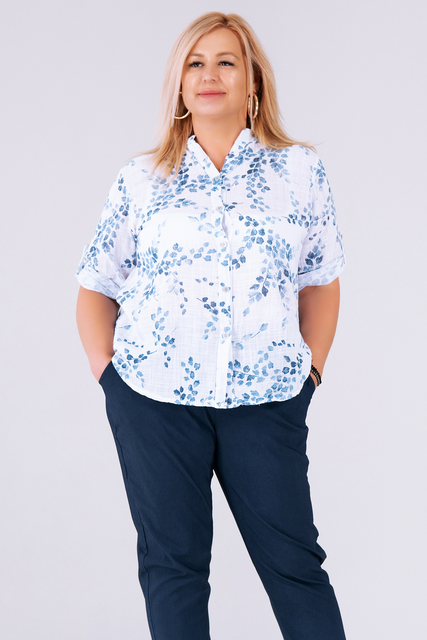МАКСИ риза от памук в бяло принт клонки със сини листа