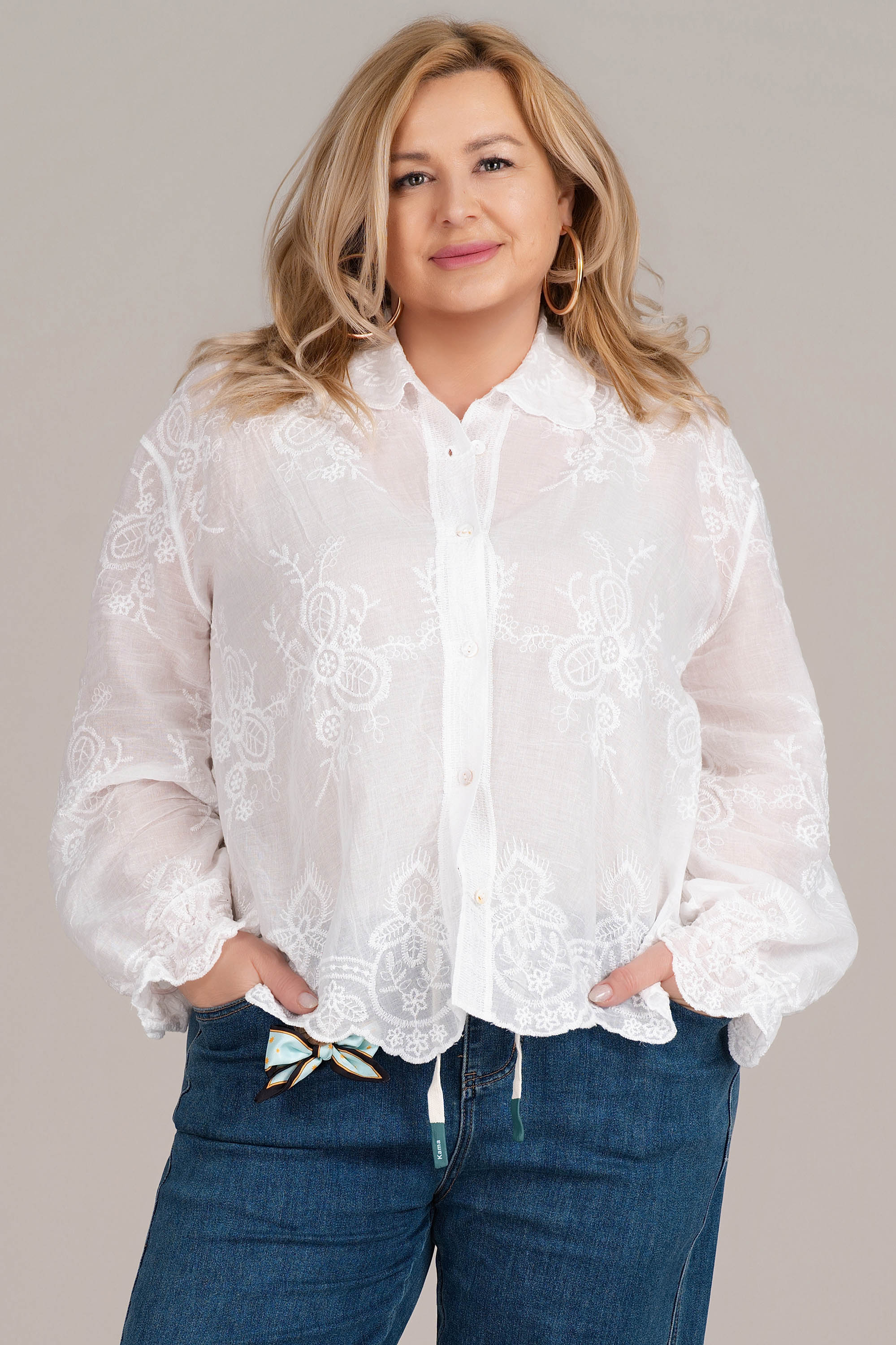 Макси риза от памук в бяло с бродерия и ластик на ръкава