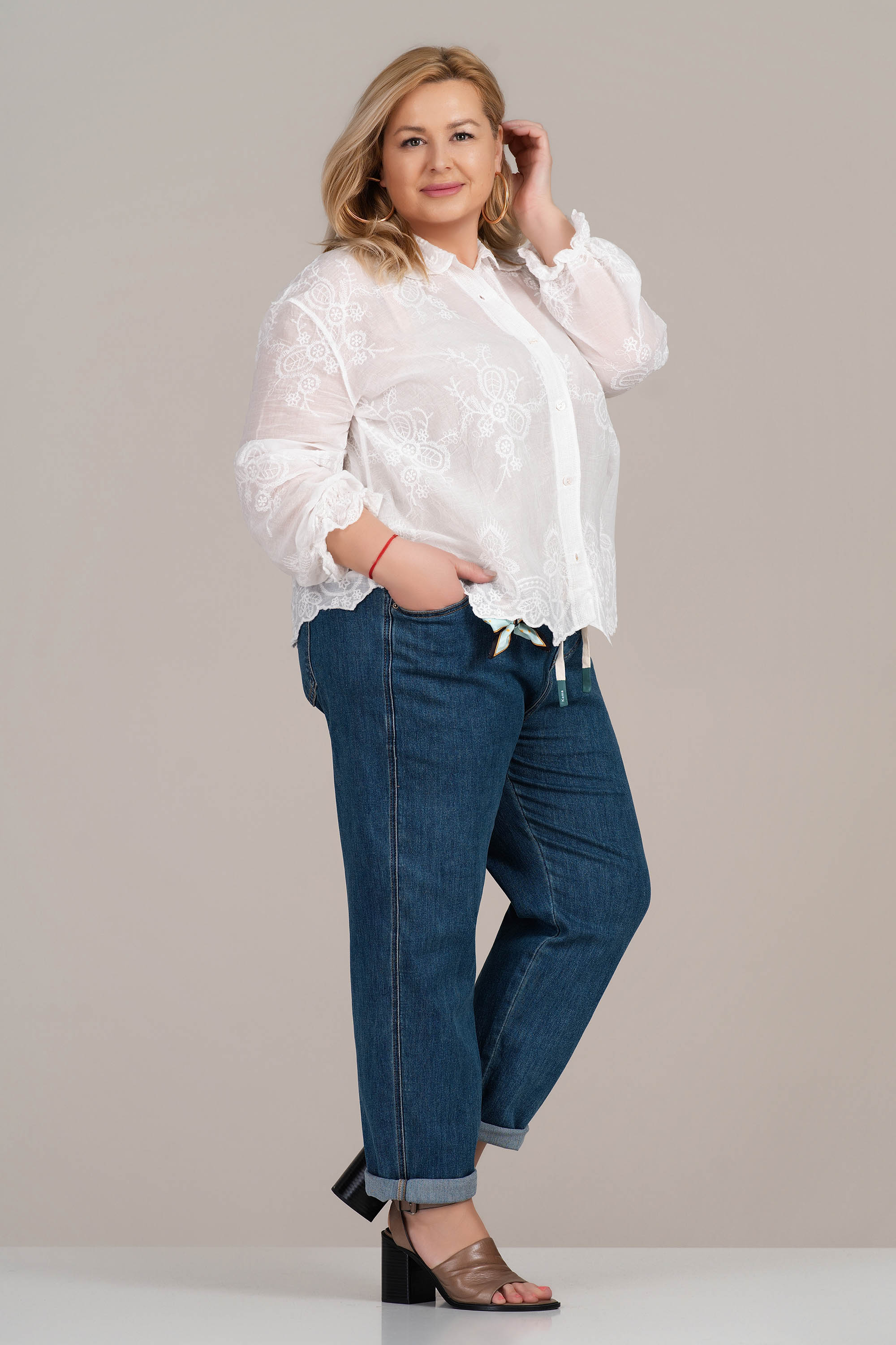 Макси риза от памук в бяло с бродерия и ластик на ръкава