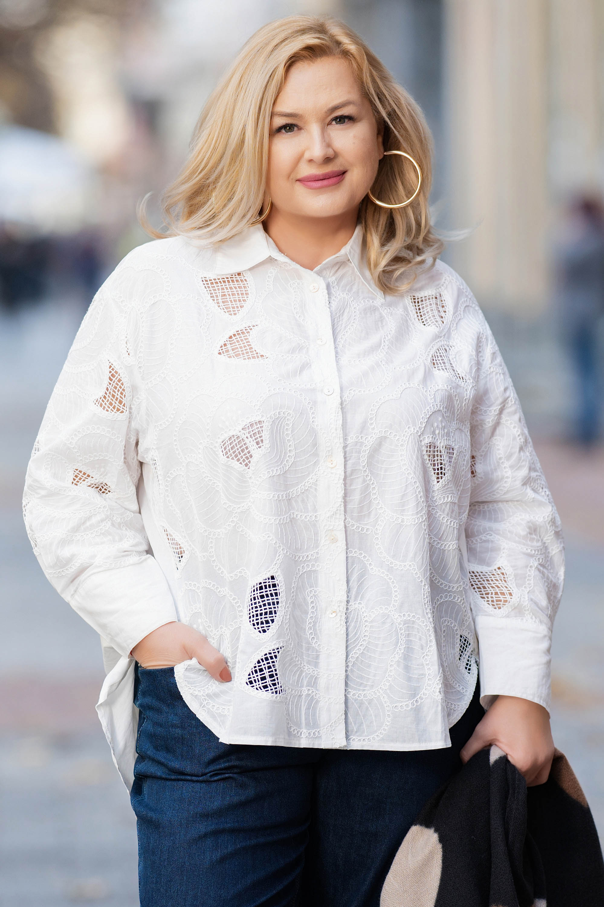 МАКСИ риза от памук в бяло с флорална рязана бродерия и издължена линия